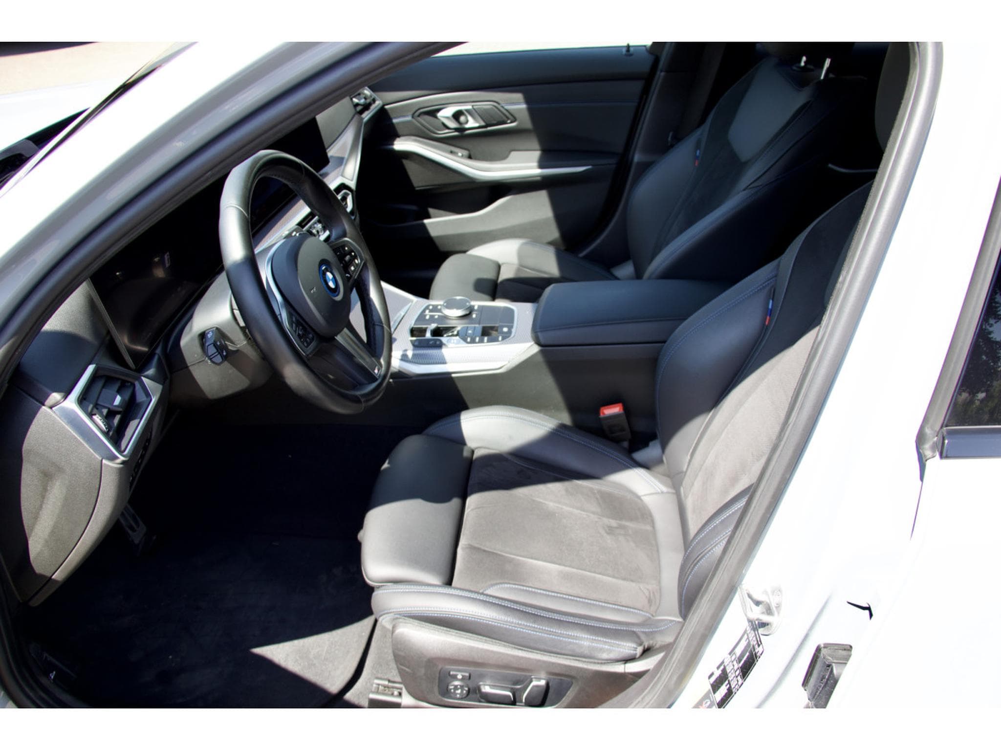 BMW 330 330e Aut. Pack M 19" HuD pack Innovation Driving Assistant (2024) - Photo 7