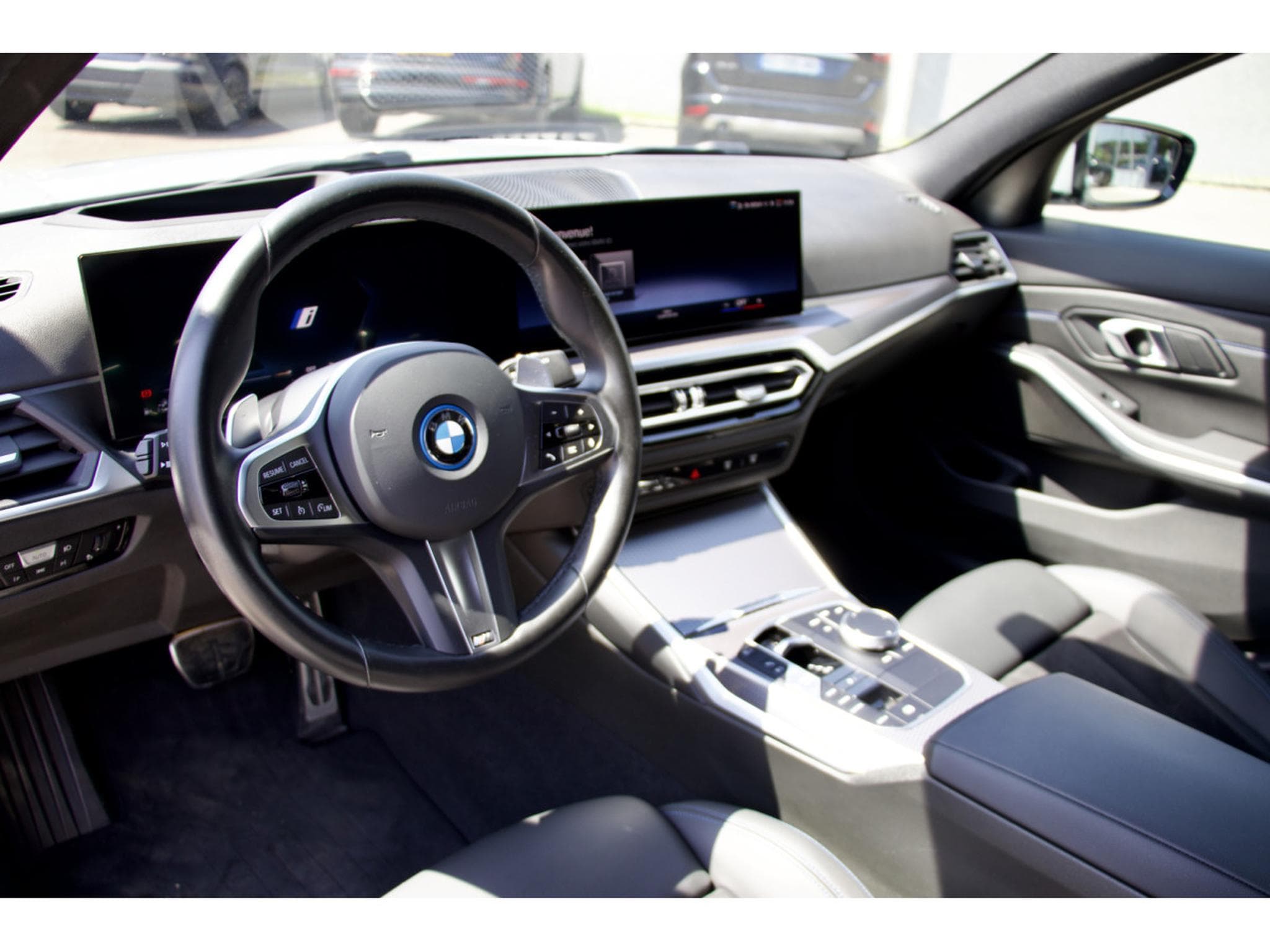 BMW 330 330e Aut. Pack M 19" HuD pack Innovation Driving Assistant (2024) - Photo 9
