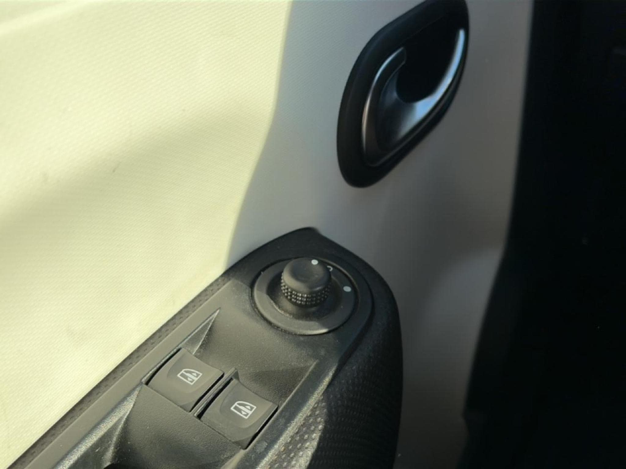 Renault TWINGO III 0.9 TCE 90 ENERGY INTENS (2017) - Photo 11