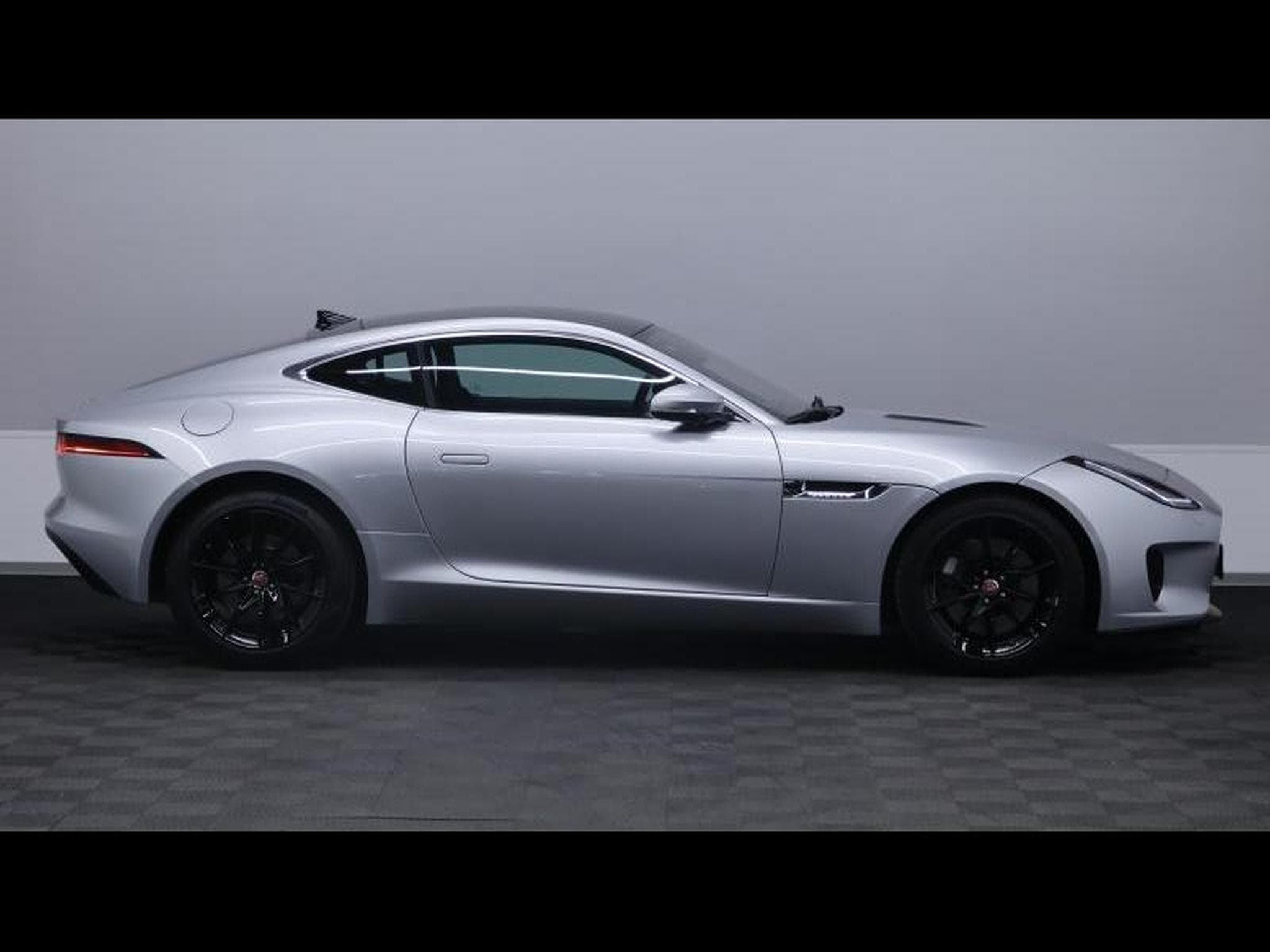 Jaguar F-Type P300 Coupe RWD (2018) - Photo 4