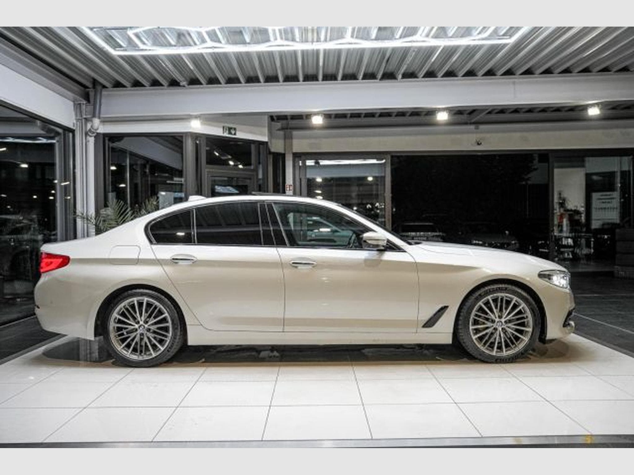 BMW 530 530d xDrive Autom. Sport Line AHK HuD PANO LED (2018) - Photo 6