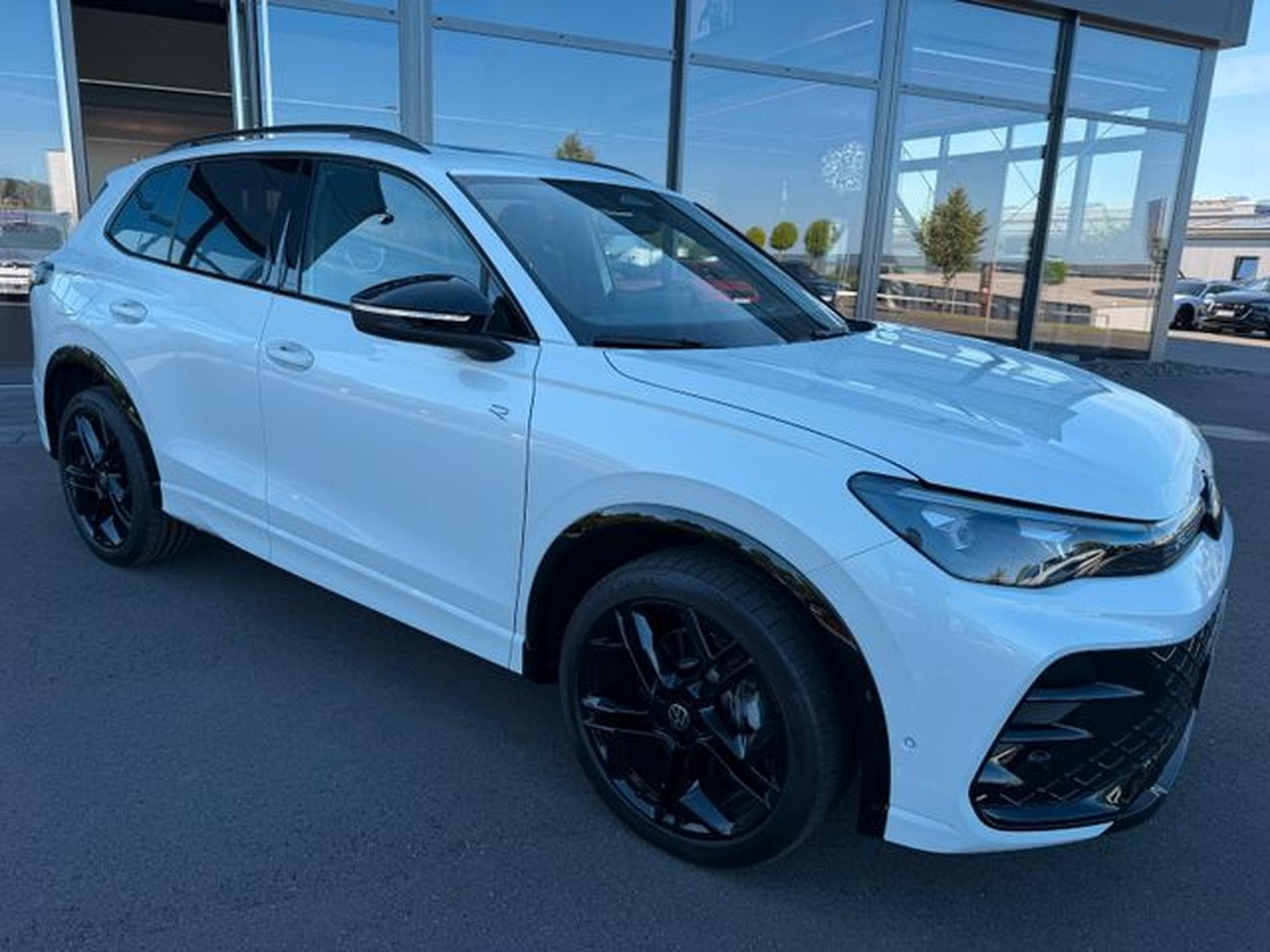 VW Tiguan Tiguan 2.0TSI 4Motion R-Line Pano AHK 20" Black (2024) - Photo 3