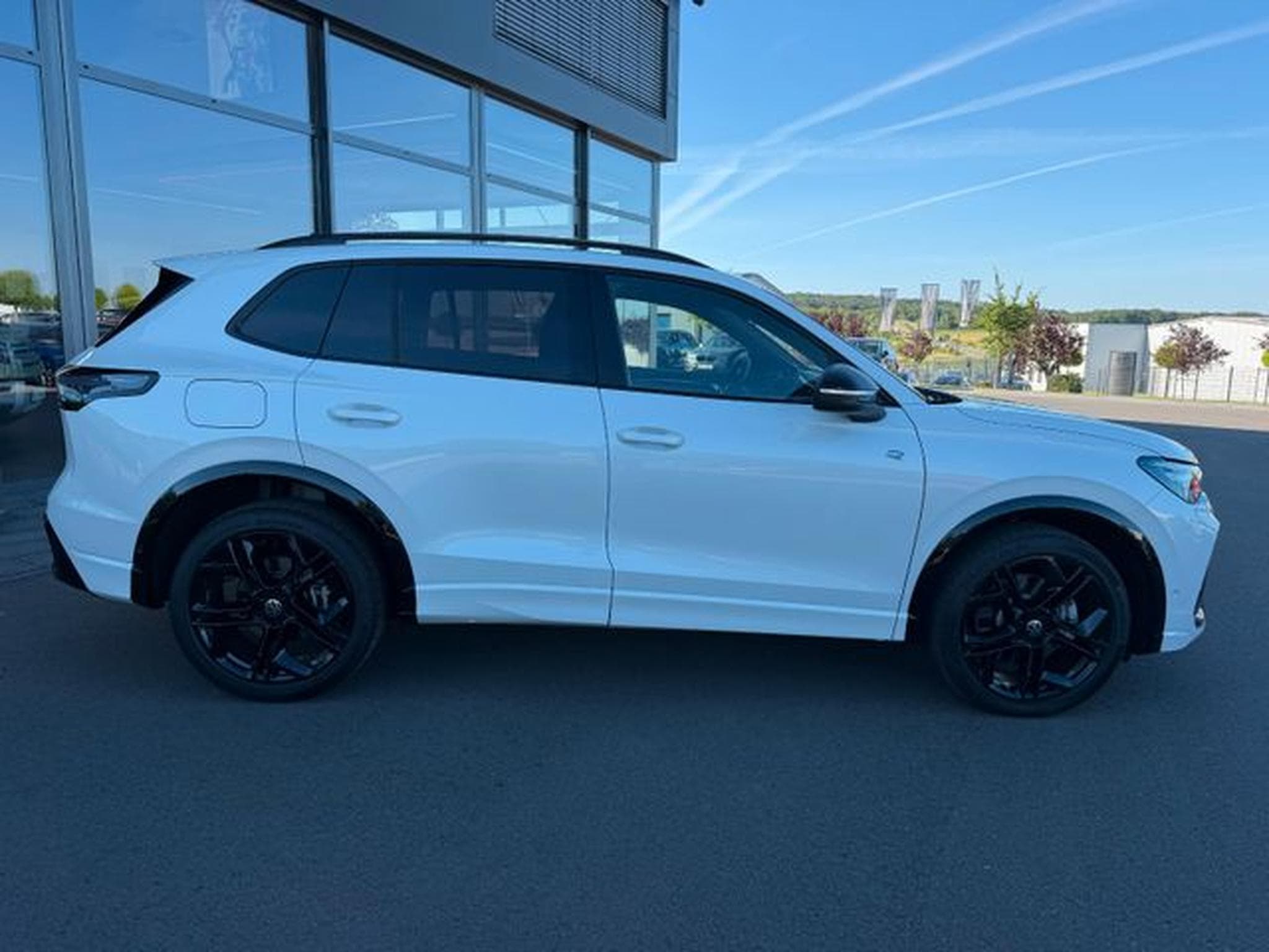 VW Tiguan Tiguan 2.0TSI 4Motion R-Line Pano AHK 20" Black (2024) - Photo 4