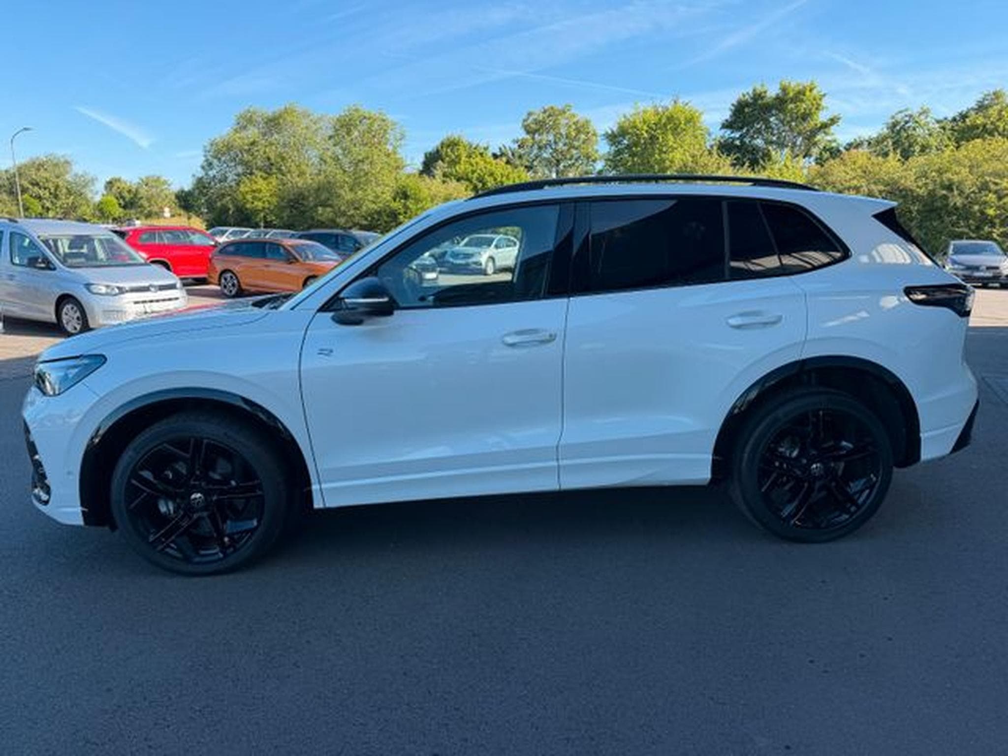VW Tiguan Tiguan 2.0TSI 4Motion R-Line Pano AHK 20" Black (2024) - Photo 8