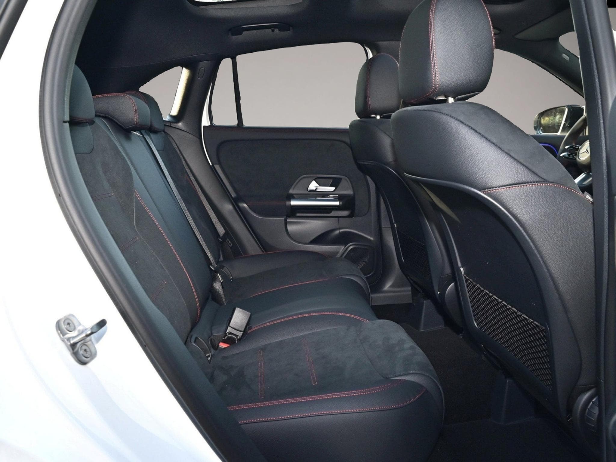 Mercedes GLA 200 (2025) - Photo 4