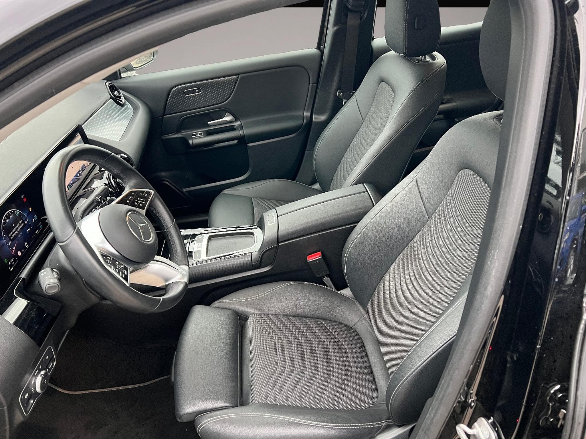 Mercedes GLA 200 (2024) - Photo 7