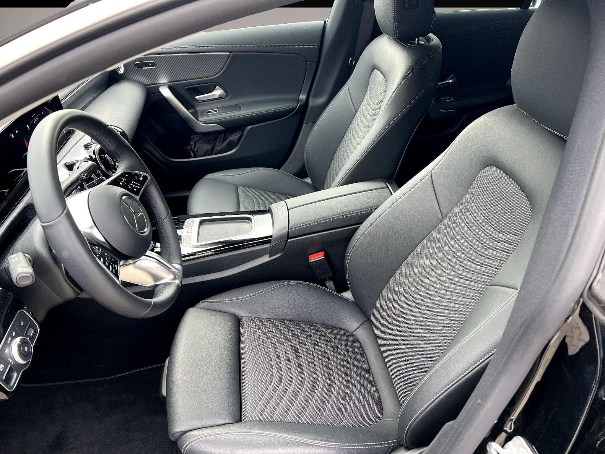 Mercedes GLA 200 (2023) - Photo 7