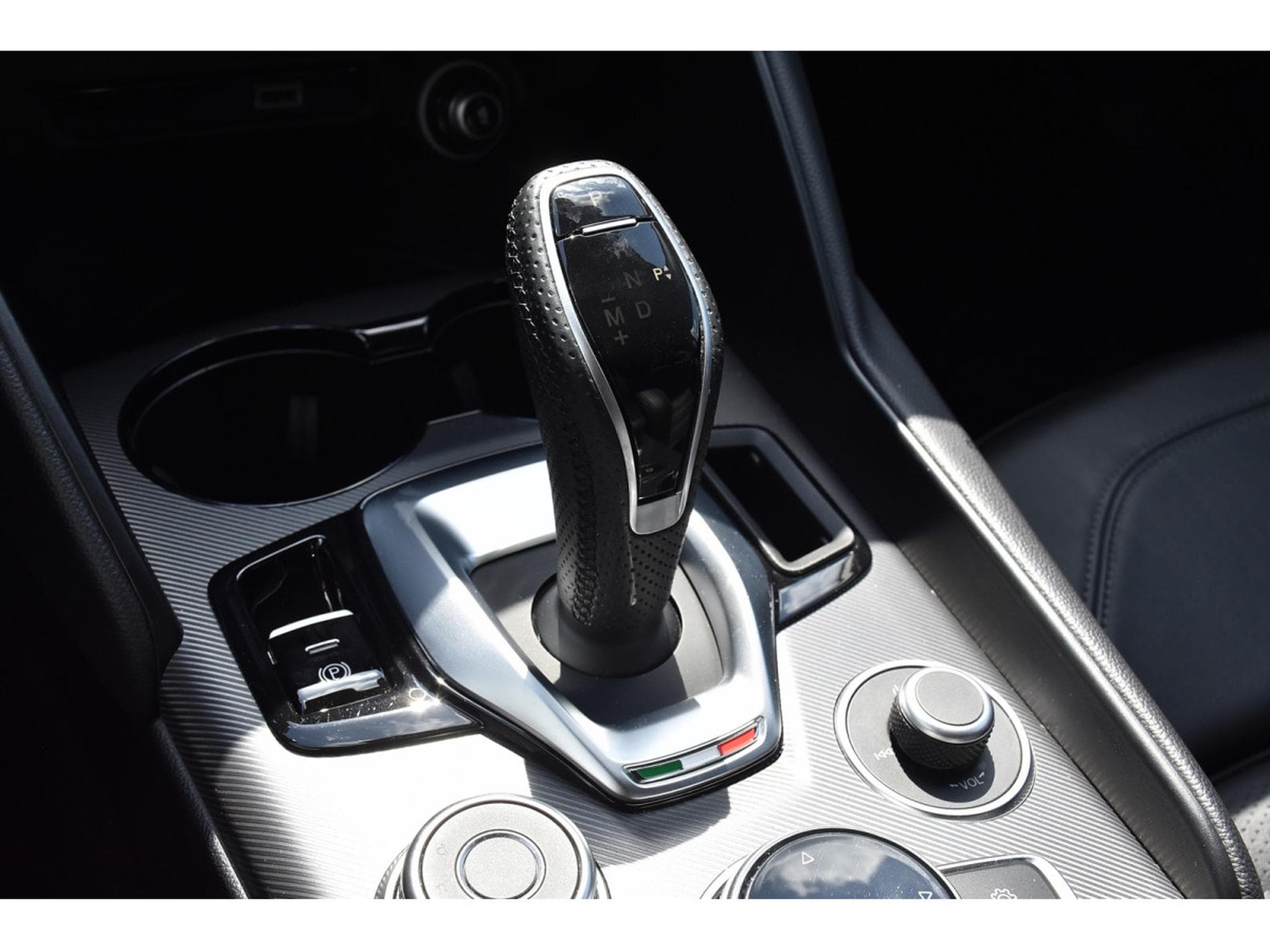 Alfa-Romeo Giulia 2.0 T Sprint ATX CUIR MEMO GPS ACC LANE SIDE CAM (2021) - Photo 20