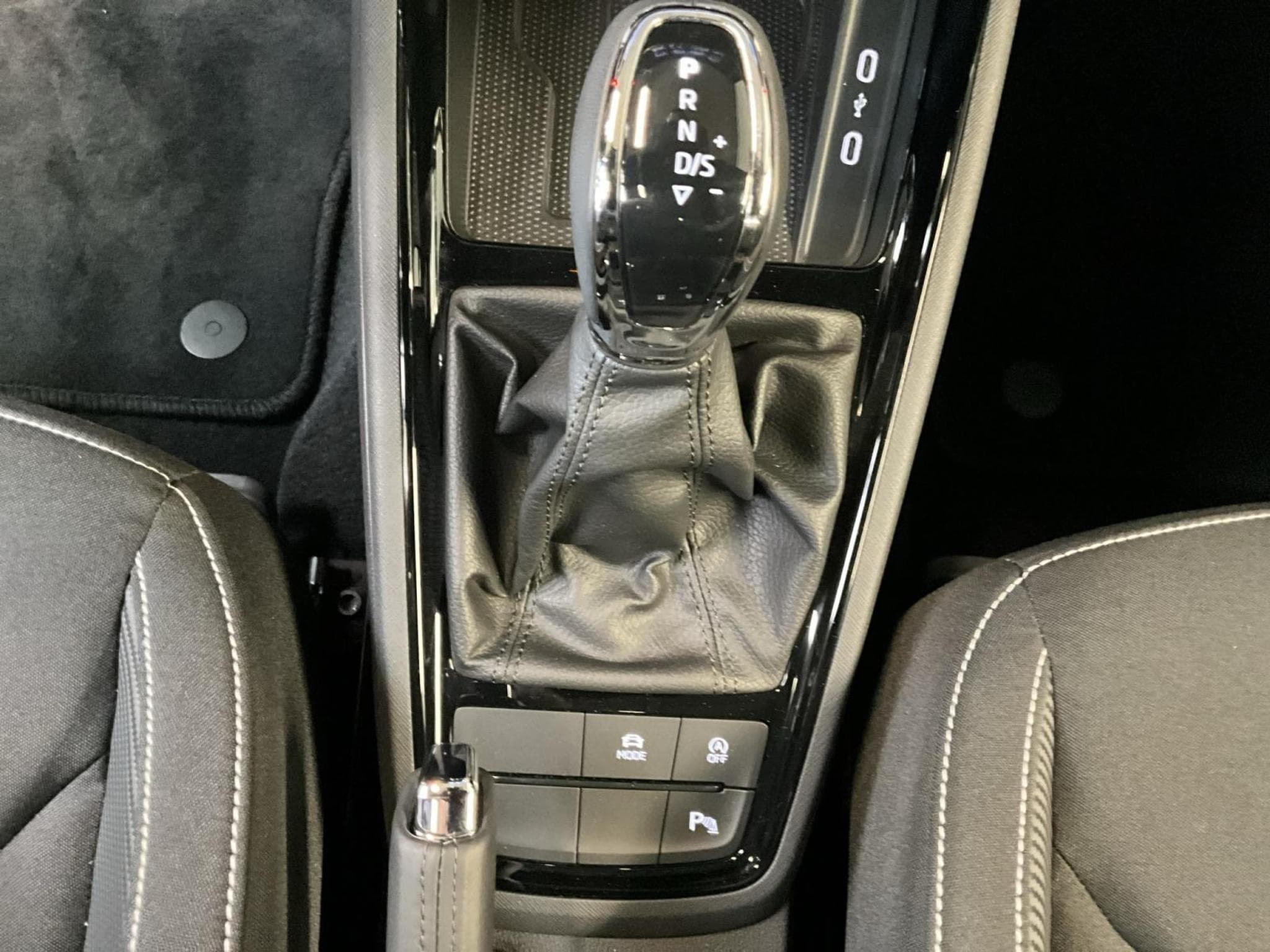 Skoda Kamiq Monte-Carlo+DSG+LED+P.Assisted+P.Park&Go (2025) - Foto 12