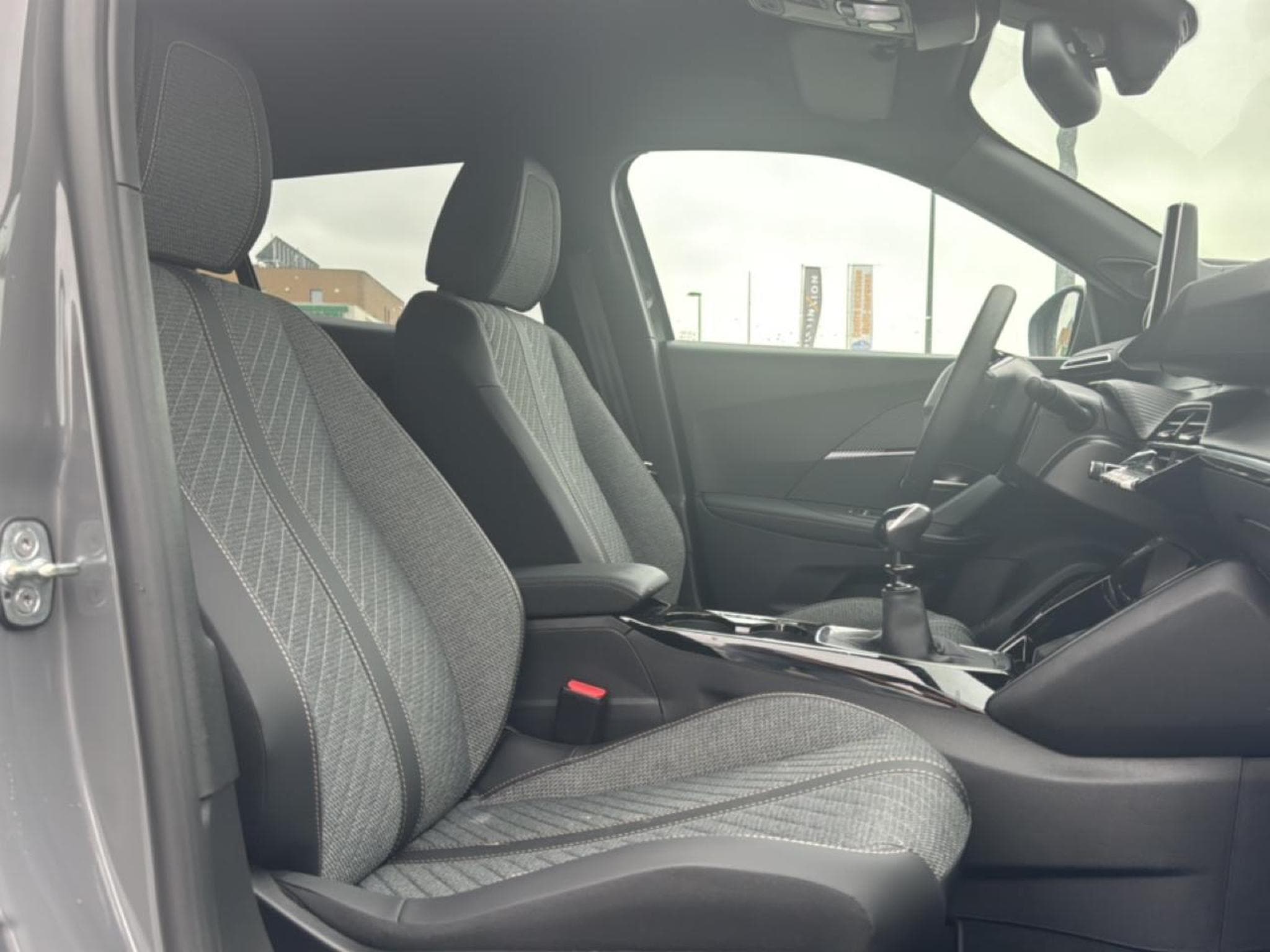 Peugeot 2008 1.2 100 ALLURE (2025) - Photo 13