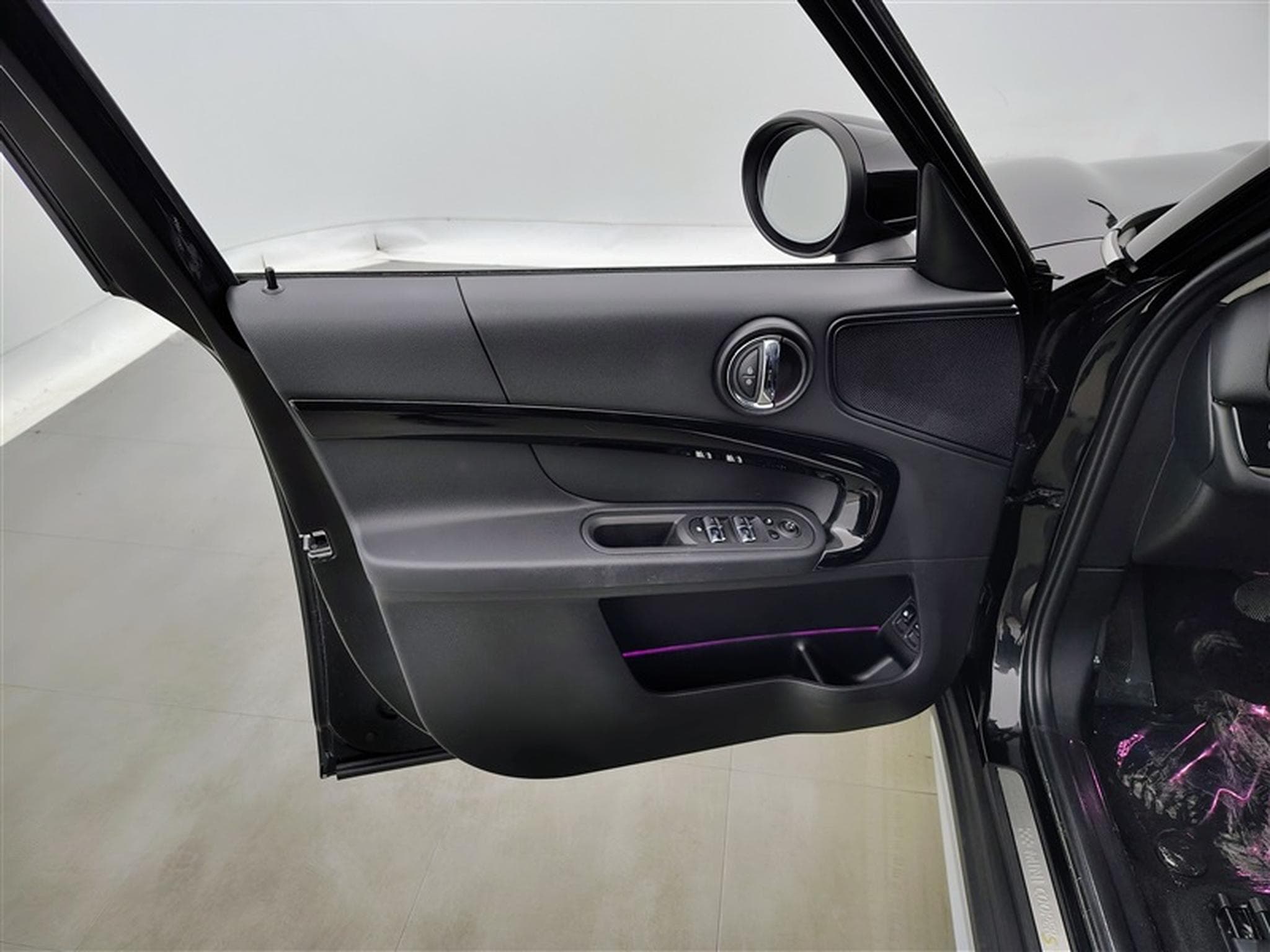 MINI Countryman SE All4 1.5A PHEV Cooper SE ALL4/NAVI/FULL LED/JA17/PDC (2023) - Foto 17