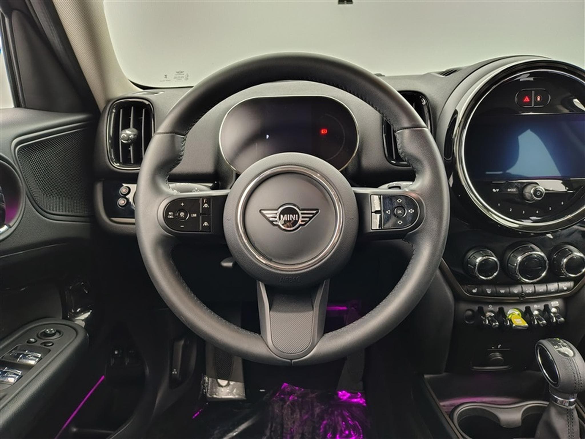 MINI Countryman SE All4 1.5A PHEV Cooper SE ALL4/NAVI/FULL LED/JA17/PDC (2023) - Foto 9