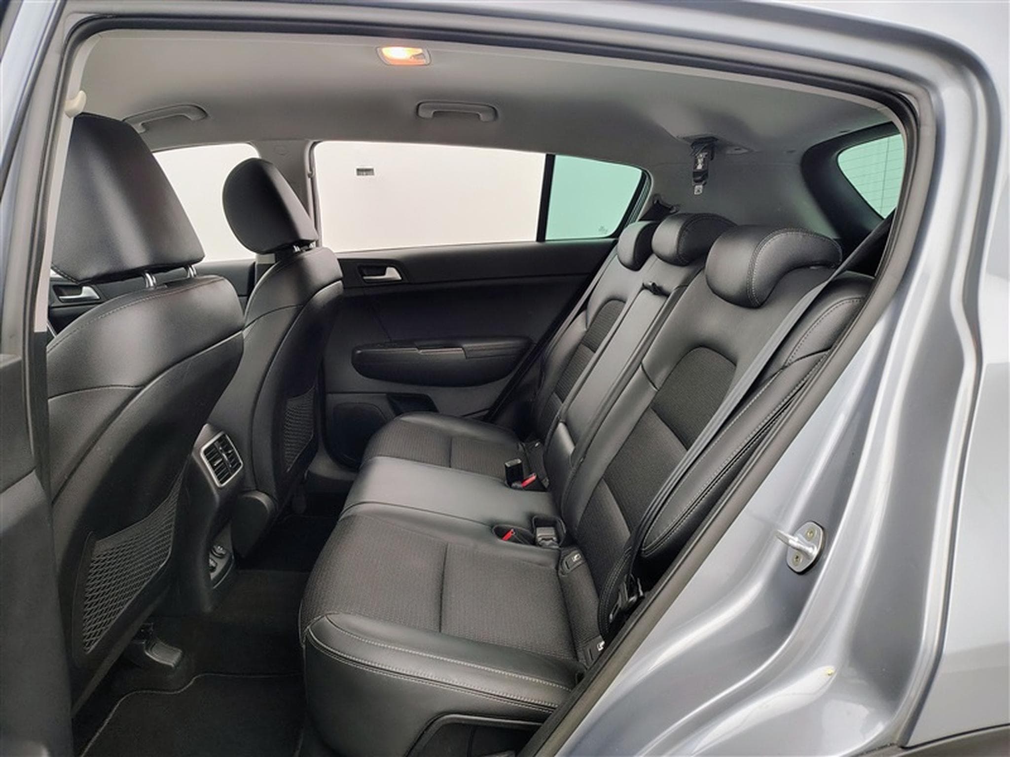 Kia Sportage 1.6i More NAVI / CAMERA / KEYLESS (2019) - Foto 13