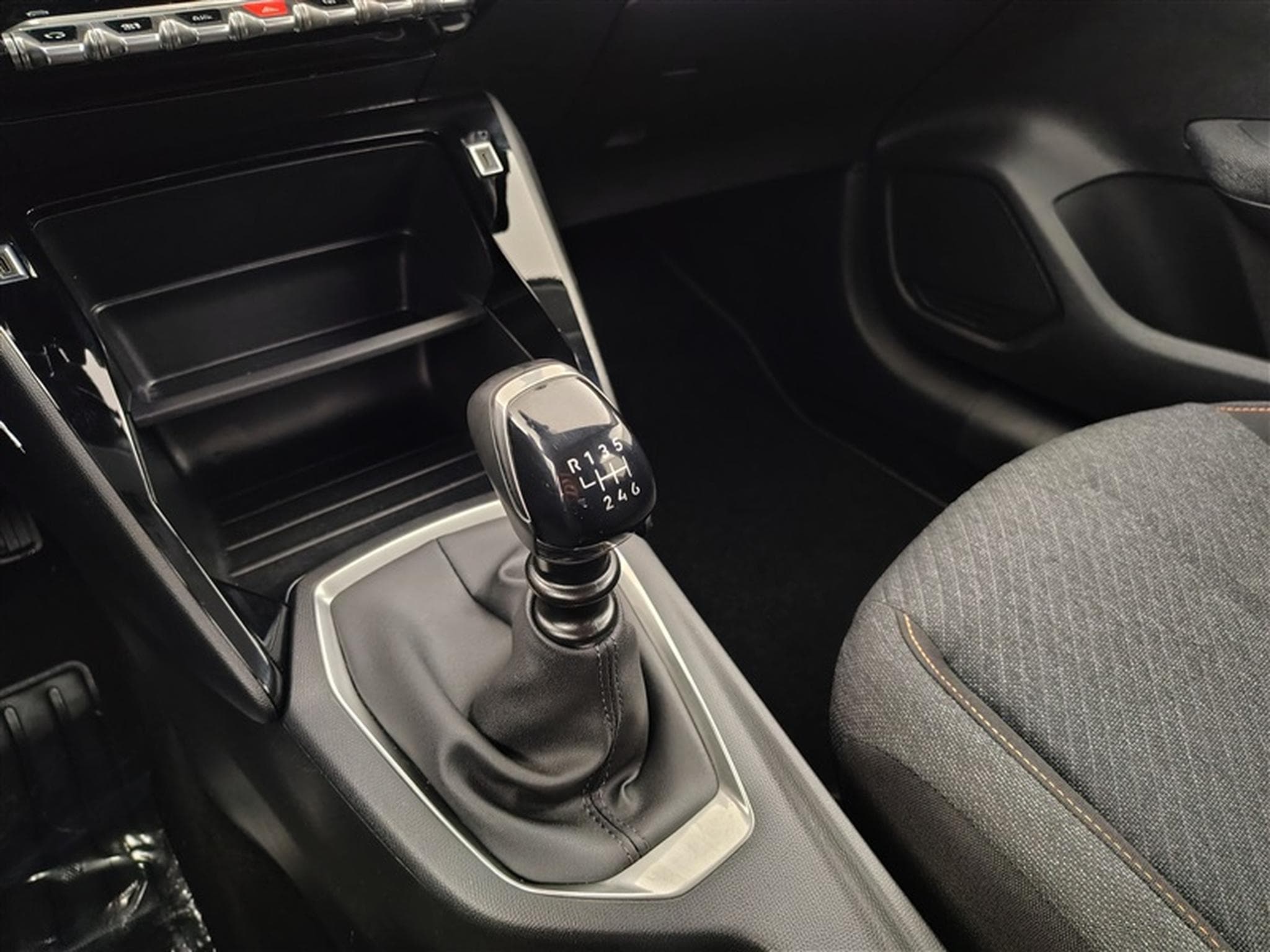 Peugeot 208 1.2i PureTech 100Cv Style NAVI / CARPLAY / PDC (2025) - Foto 12