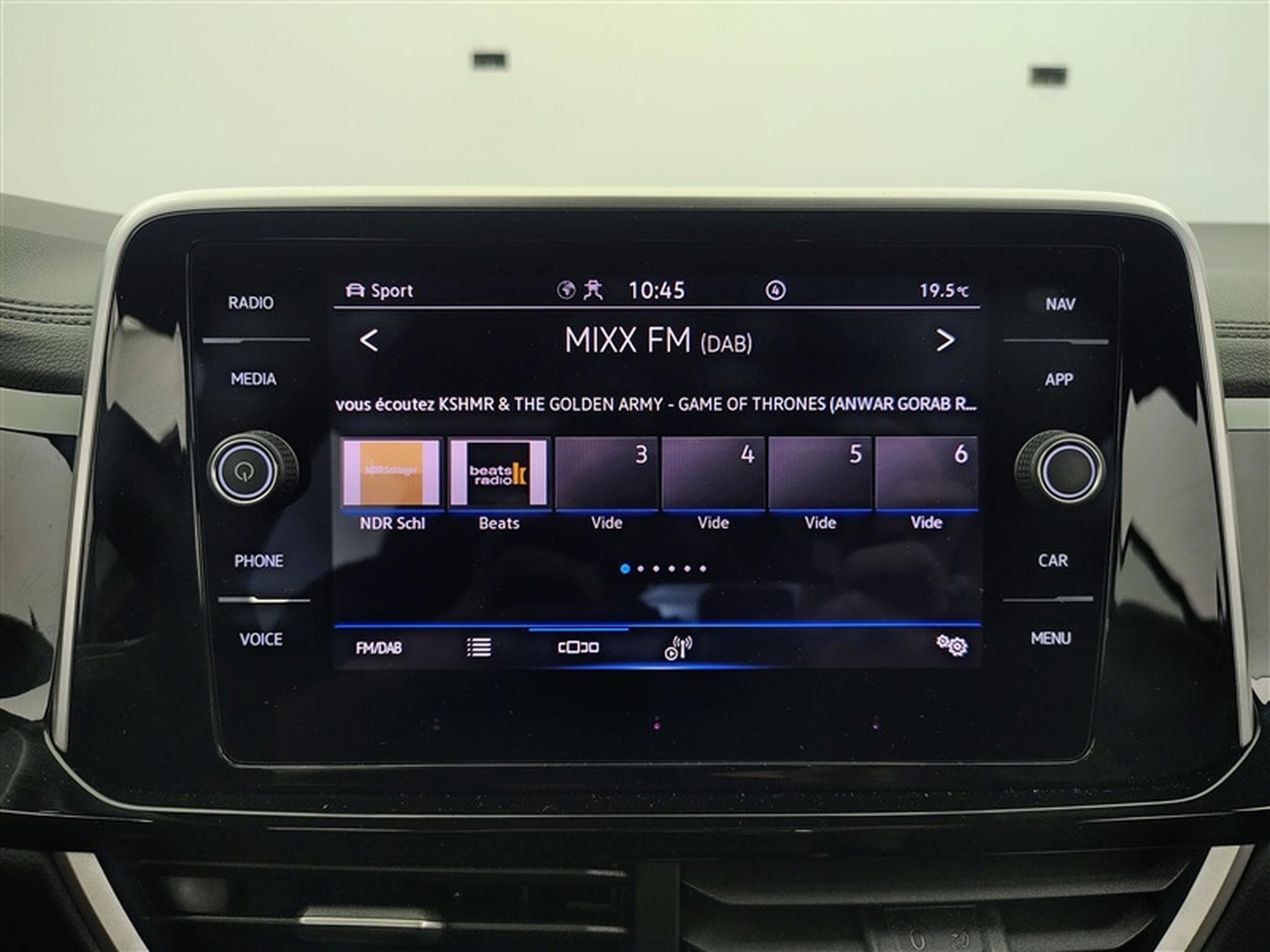VW T-Roc 1.0 TSI 110cv R-Line CARPLAY / FULL LED / PDC AV+AR / JA 17" (2024) - Foto 11