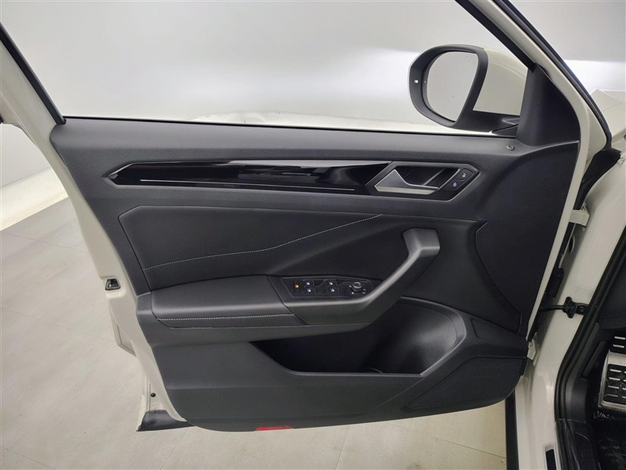 VW T-Roc 1.0 TSI 110cv R-Line CARPLAY / FULL LED / PDC AV+AR / JA 17" (2024) - Foto 17