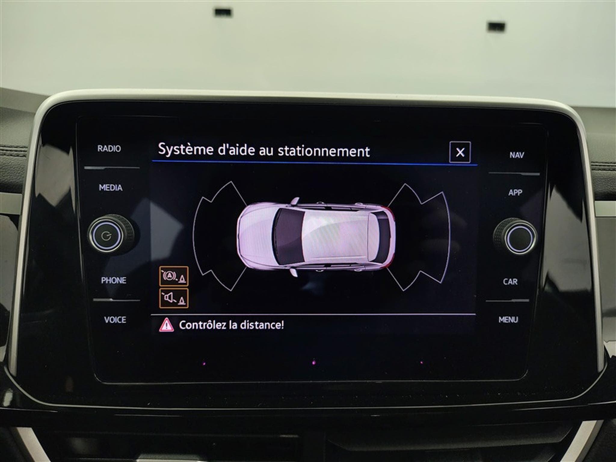 VW T-Roc 1.0 TSI 110cv R-Line CARPLAY / FULL LED / PDC AV+AR / JA 17" (2024) - Foto 18