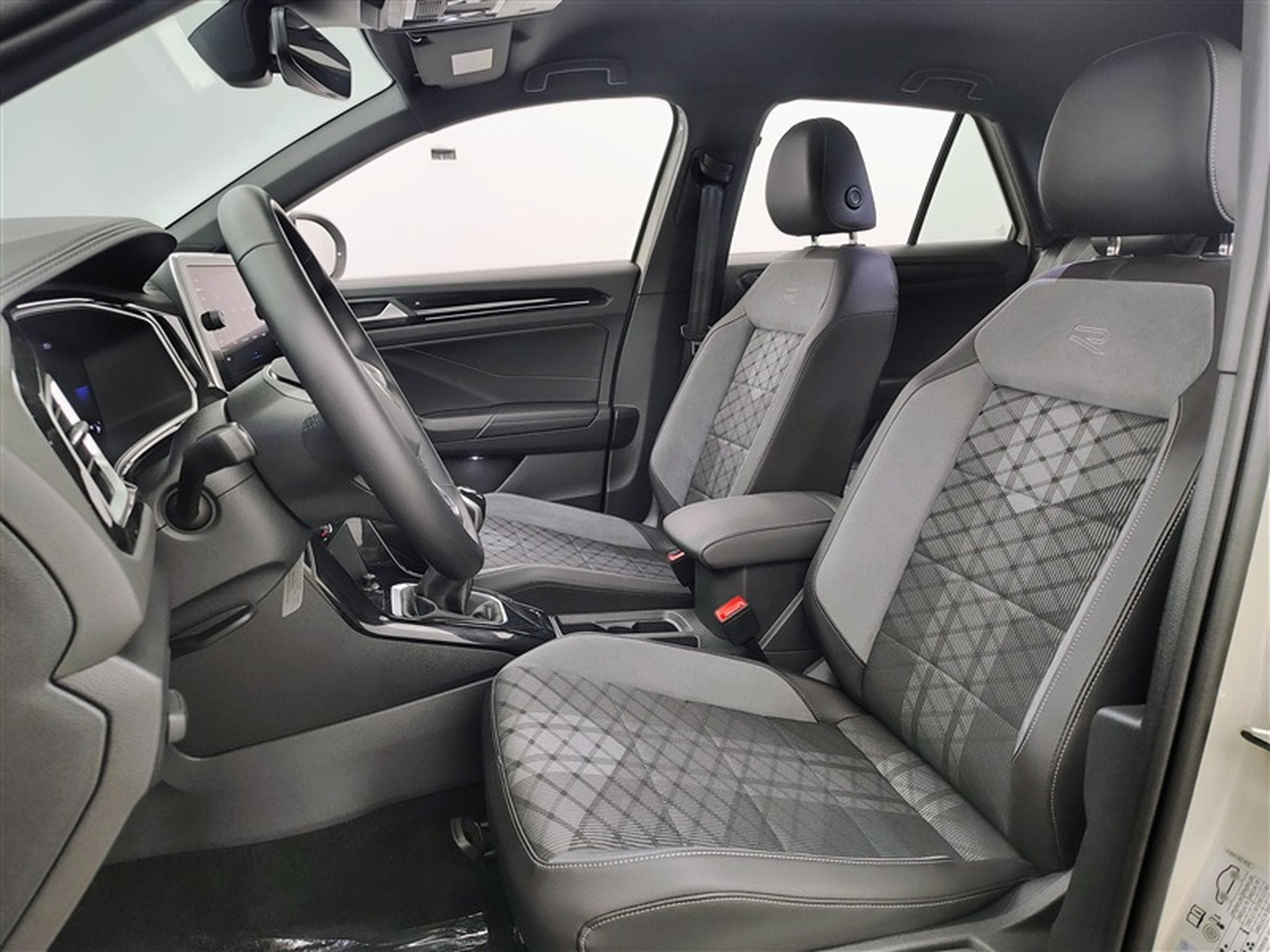 VW T-Roc 1.0 TSI 110cv R-Line CARPLAY / FULL LED / PDC AV+AR / JA 17" (2024) - Foto 7