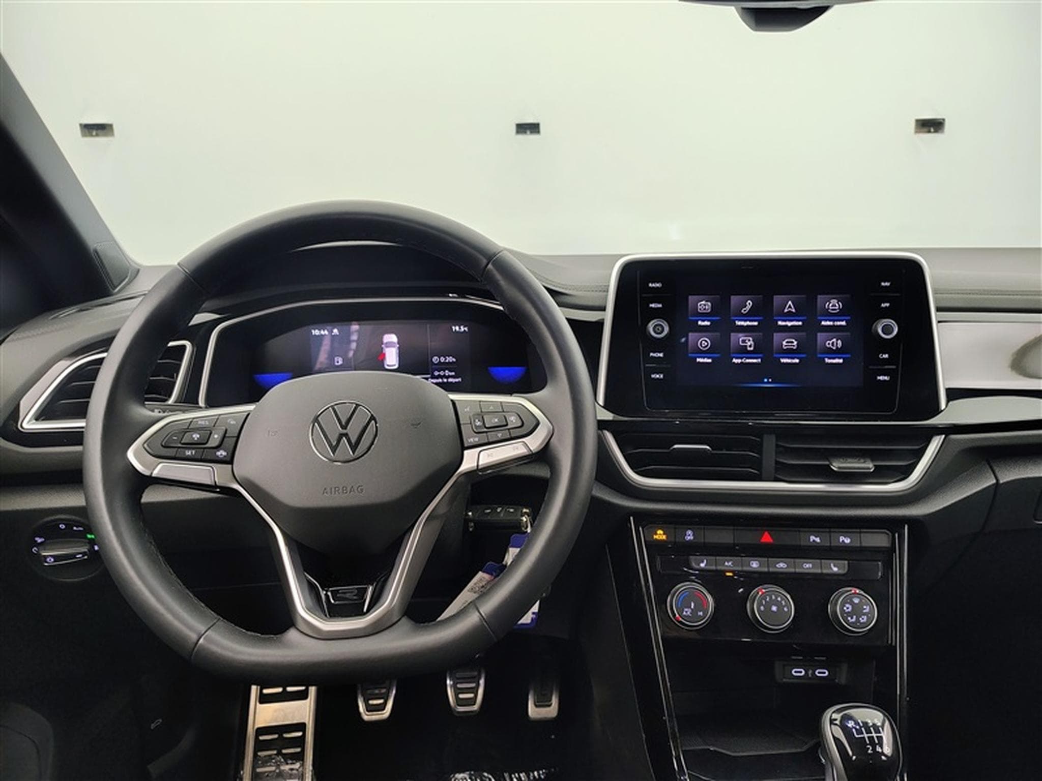 VW T-Roc 1.0 TSI 110cv R-Line CARPLAY / FULL LED / PDC AV+AR / JA 17" (2024) - Foto 9