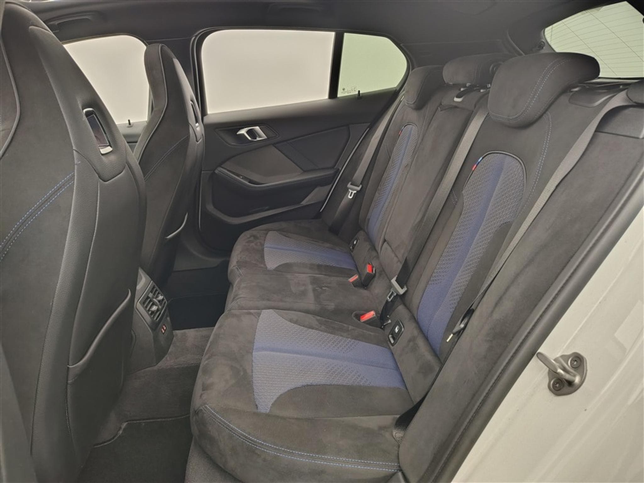 BMW 118 118iA Pack M NAVI / FULL LED / ALCANTARA / PANO (2024) - Foto 13