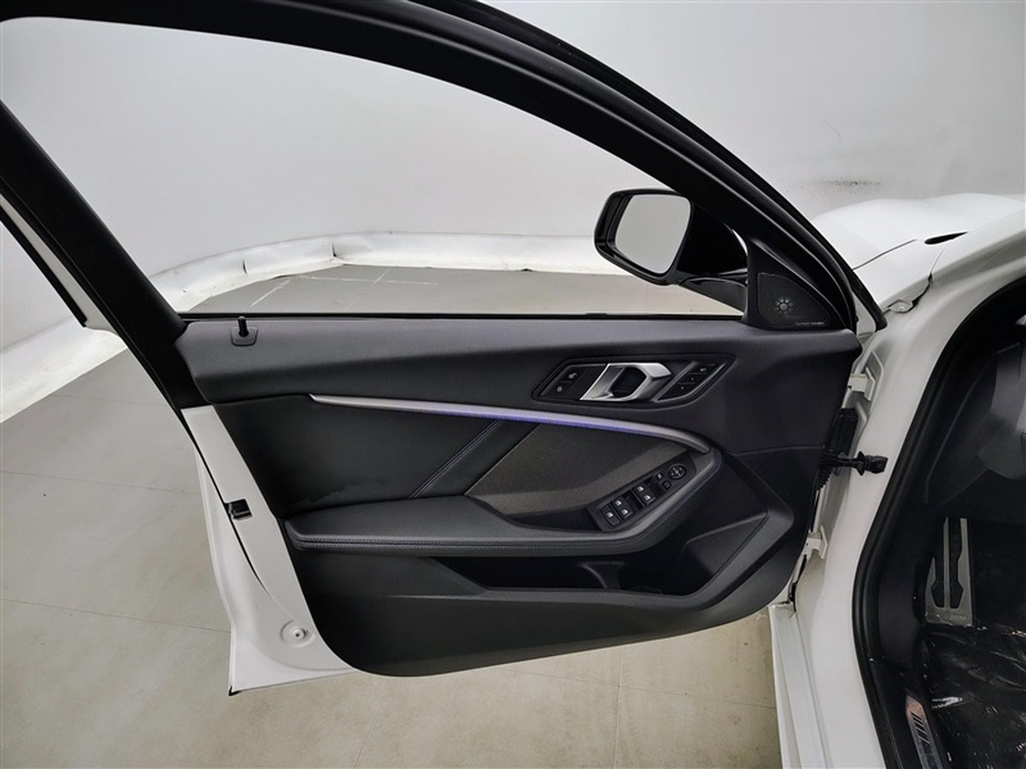 BMW 118 118iA Pack M NAVI / FULL LED / ALCANTARA / PANO (2024) - Foto 17
