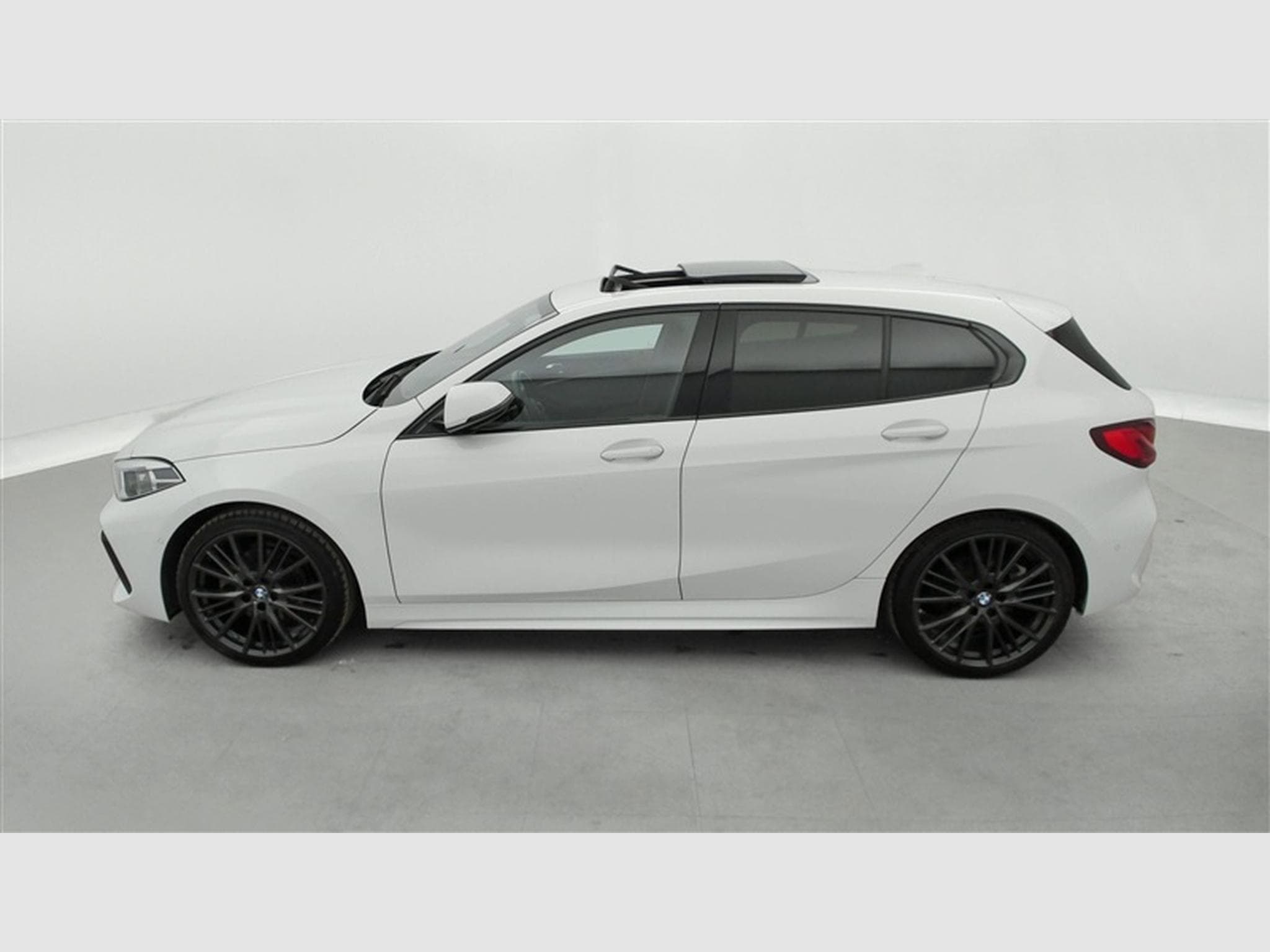 BMW 118 118iA Pack M NAVI / FULL LED / ALCANTARA / PANO (2024) - Foto 3