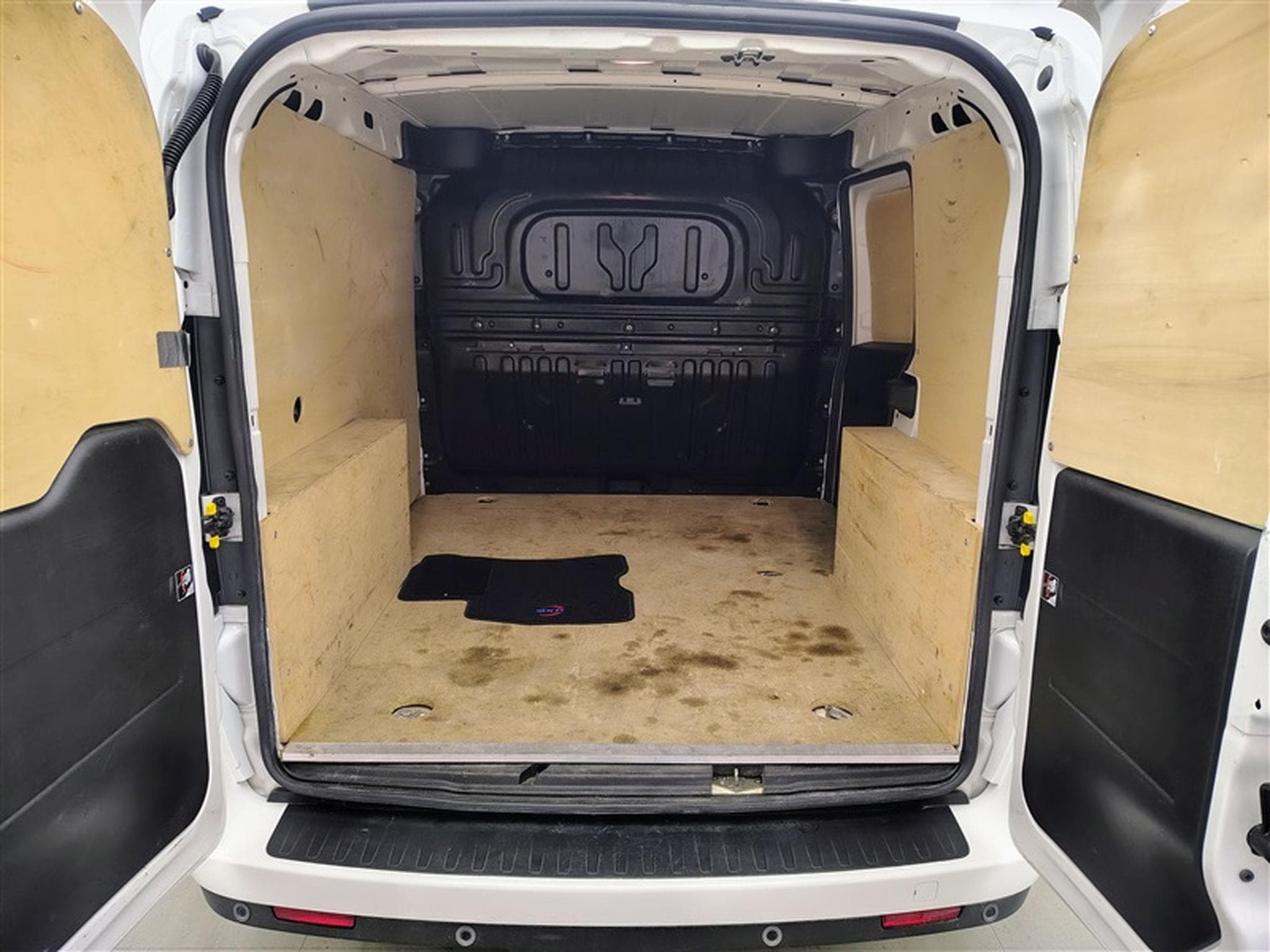 Fiat Doblo 1.6 MJET Cargo CLIM / CARPLAY (2022) - Foto 13