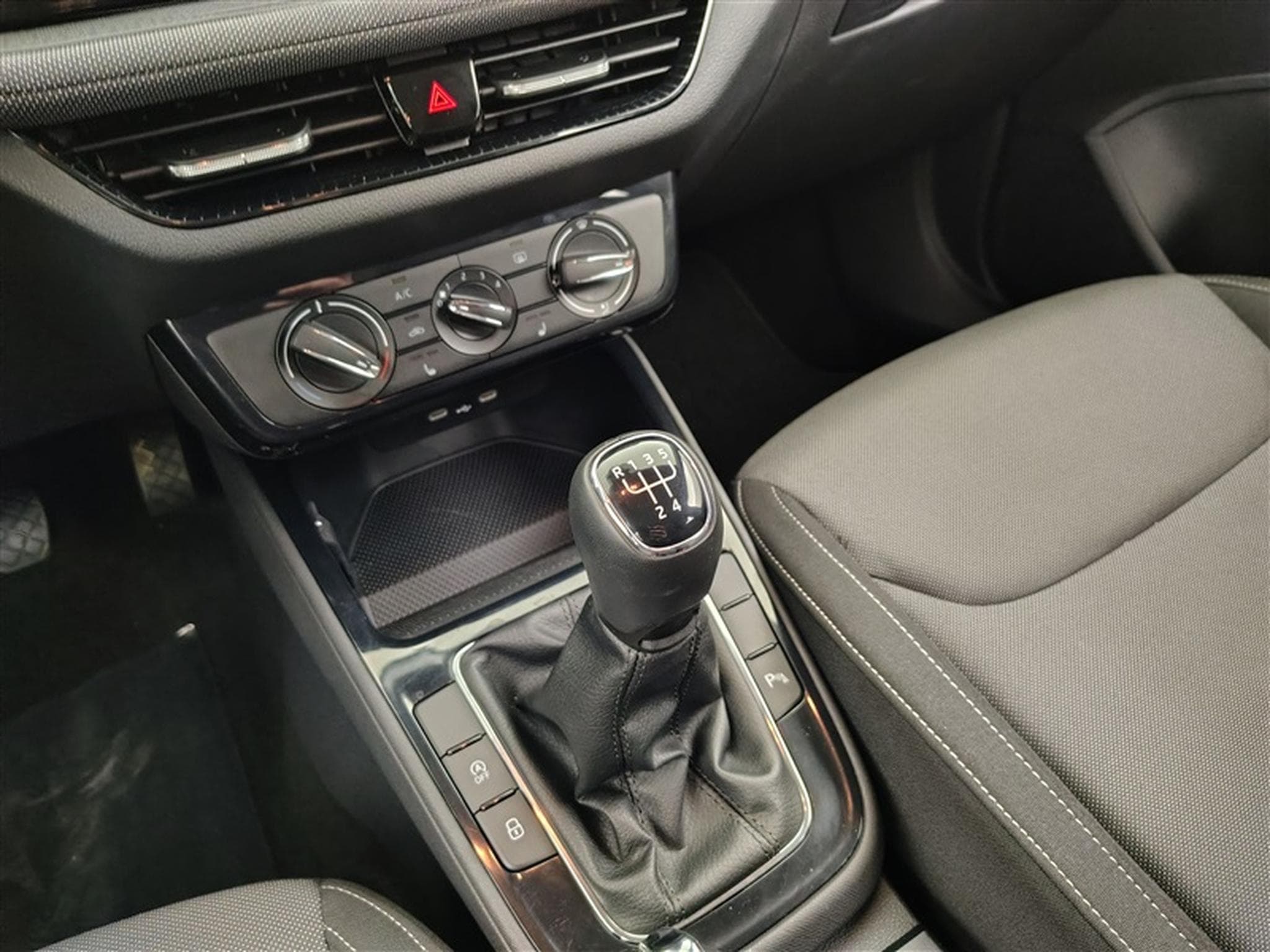 Skoda Fabia 1.0 TSI 95Cv Young Edition CARPLAY / CAMERA / FULL LED / ALU (2025) - Photo 12