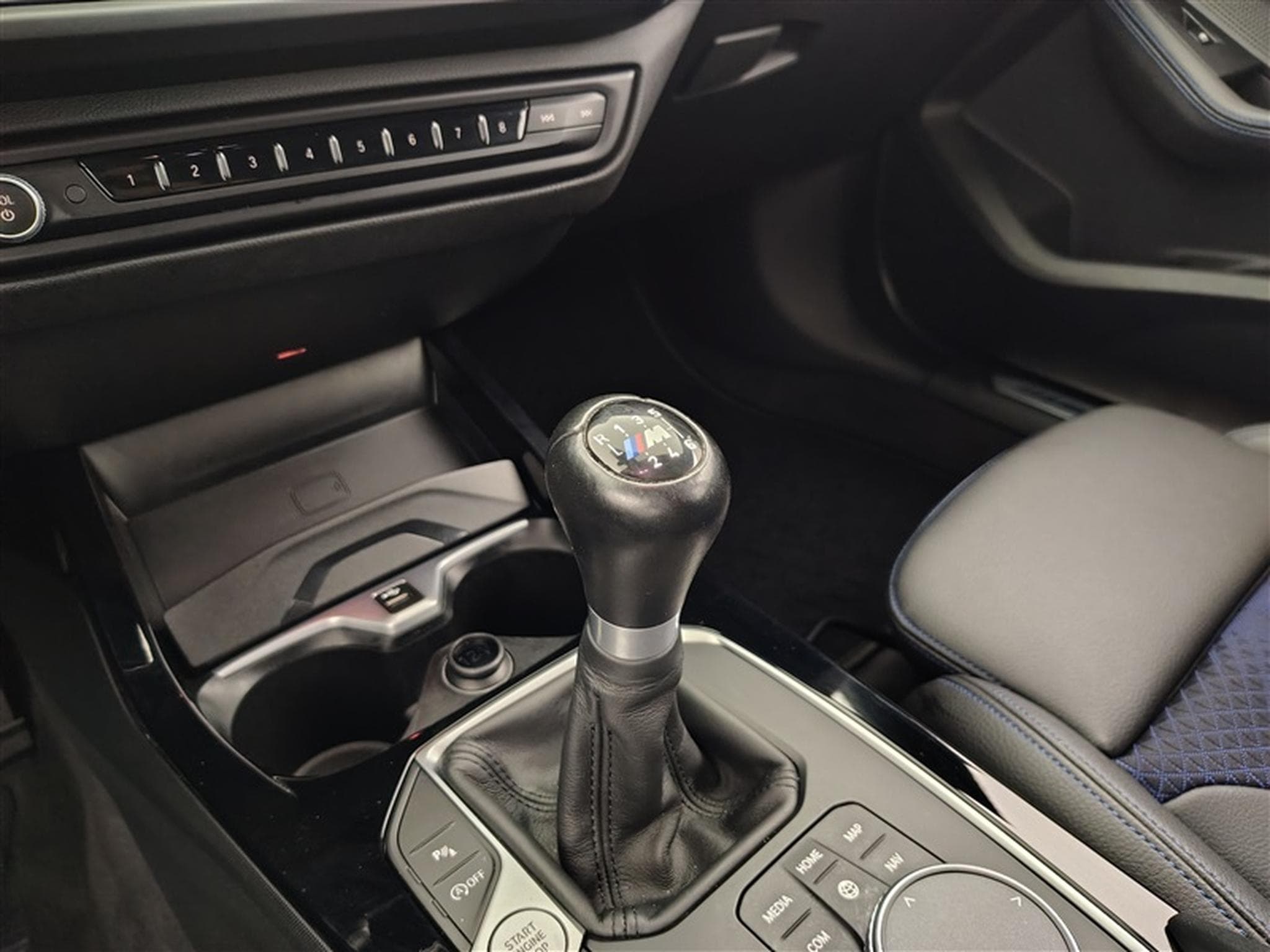 BMW 118 118 d Pack M NAVI / FULL LED / CUIR PARTIEL / CAMERA / JA 18 (2022) - Foto 12