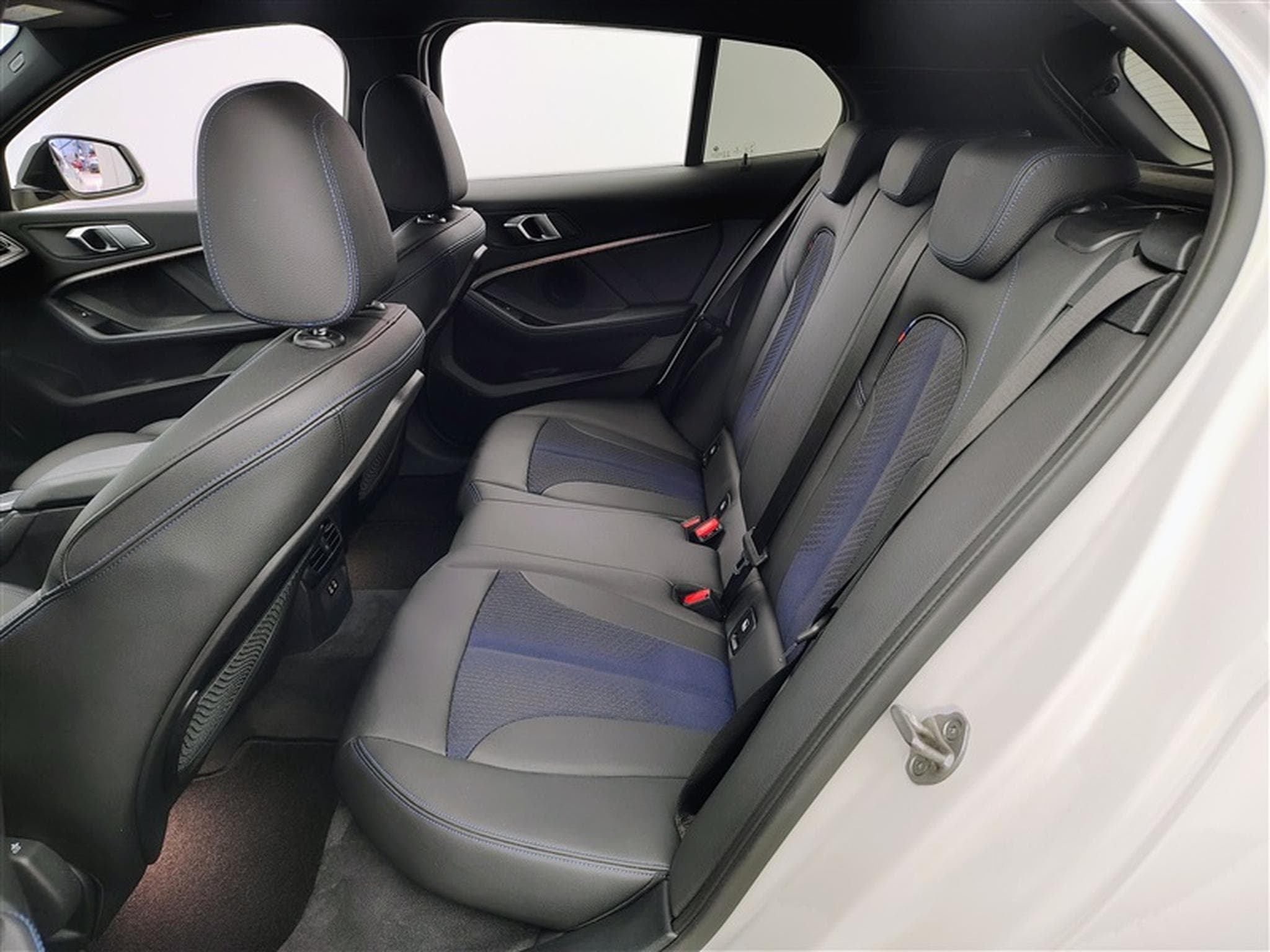 BMW 118 118 d Pack M NAVI / FULL LED / CUIR PARTIEL / CAMERA / JA 18 (2022) - Foto 13