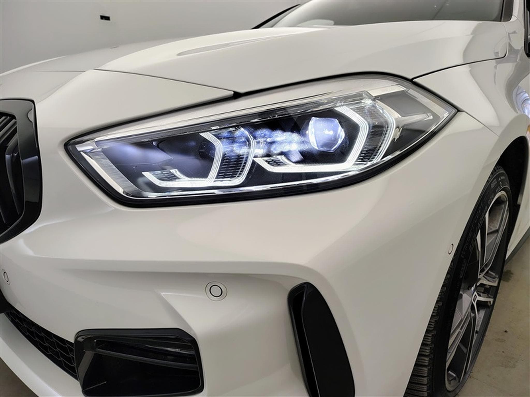 BMW 118 118 d Pack M NAVI / FULL LED / CUIR PARTIEL / CAMERA / JA 18 (2022) - Foto 15