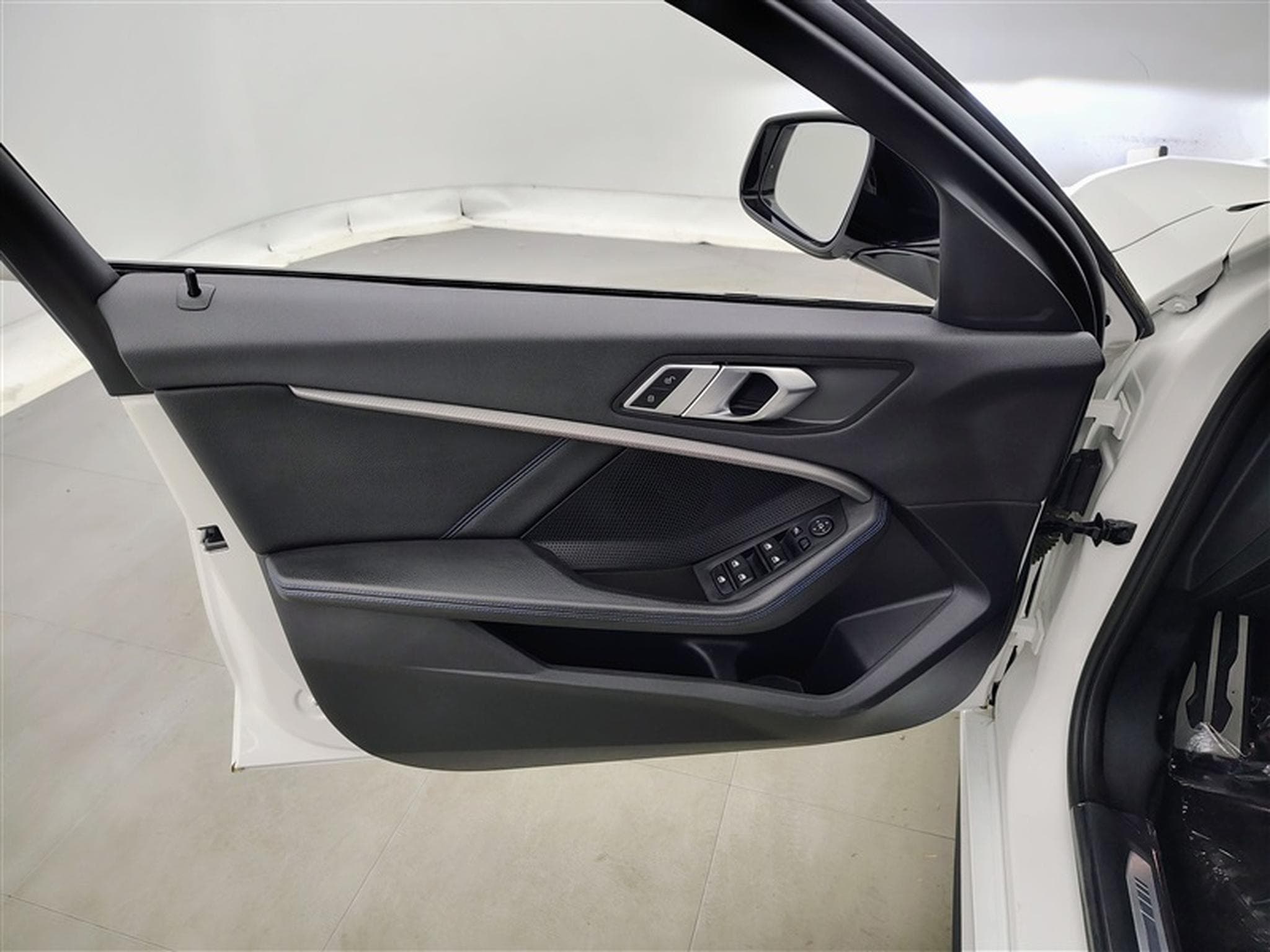 BMW 118 118 d Pack M NAVI / FULL LED / CUIR PARTIEL / CAMERA / JA 18 (2022) - Foto 17