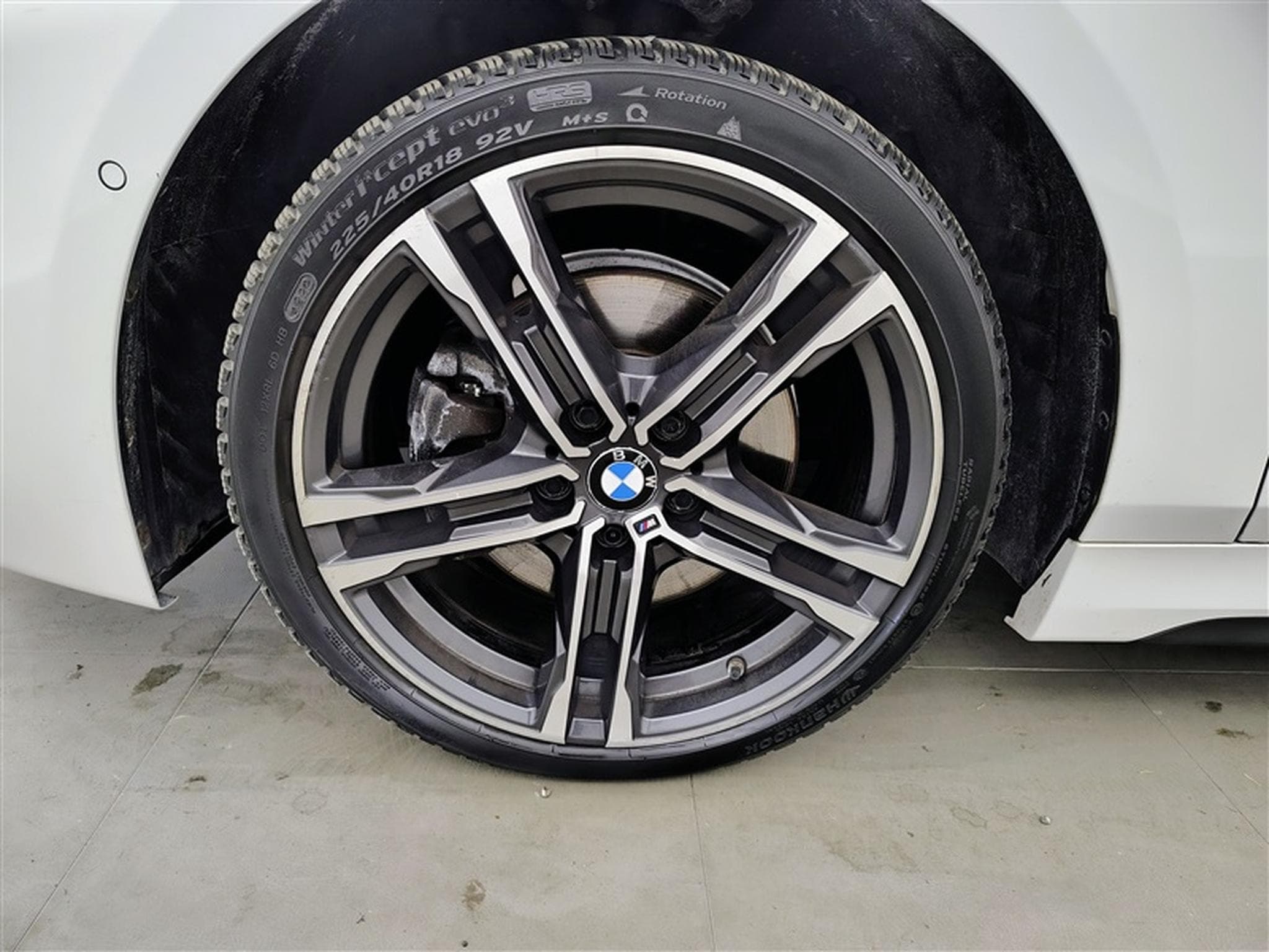 BMW 118 118 d Pack M NAVI / FULL LED / CUIR PARTIEL / CAMERA / JA 18 (2022) - Foto 6