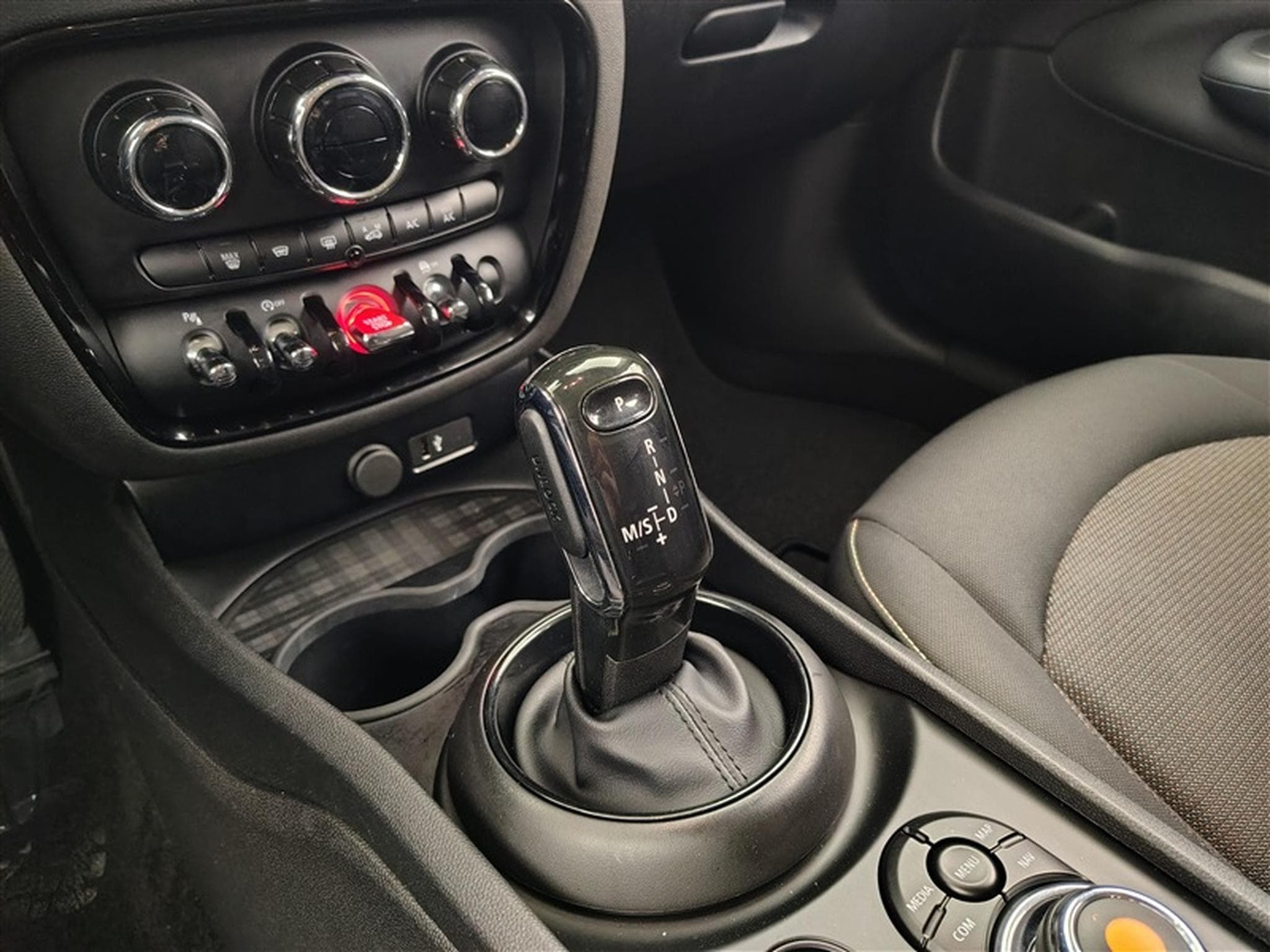 MINI One Mini Clubman 1.5 D One AUT. NAVI / PDC AV-AR / CLIM (2021) - Photo 12