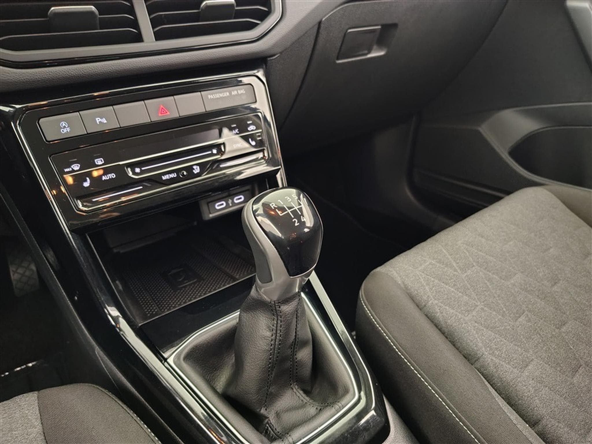 VW T-Cross 1.0 TSI Active NAVI / FULL LED / PDC AV+AR / JA 16" (2024) - Photo 12
