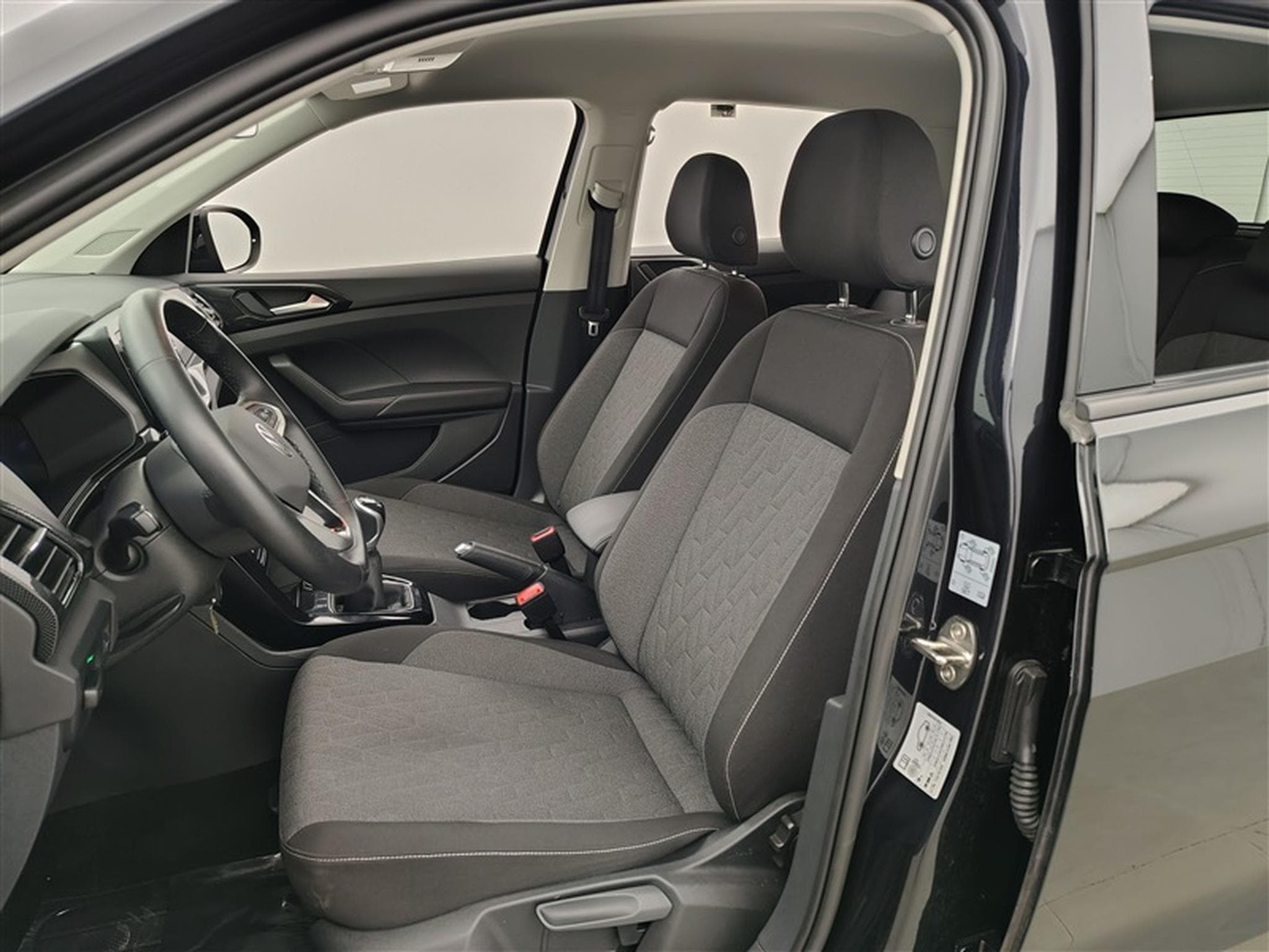 VW T-Cross 1.0 TSI Active NAVI / FULL LED / PDC AV+AR / JA 16" (2024) - Photo 7