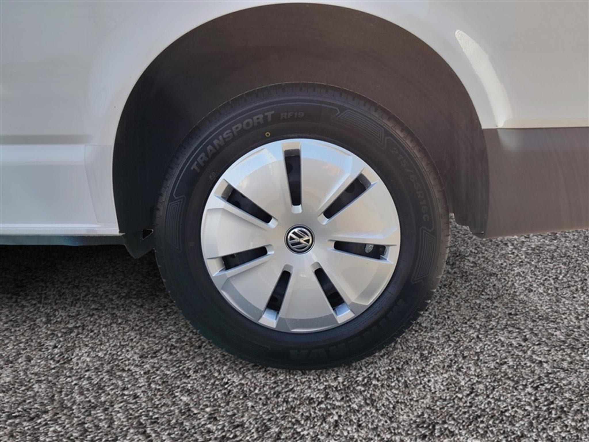 VW T6.1 2.0 TDI Combi 9pl. CLIM / BLUETOOTH / PDC AR (2022) - Photo 6