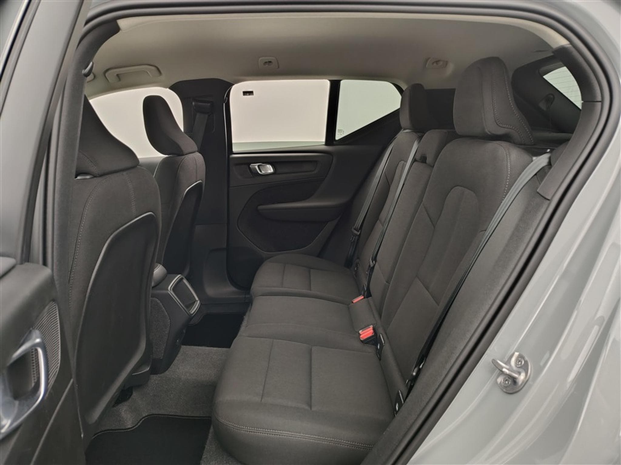Volvo XC40 1.5 T2 Essential AUTO/FULL LED/CARPLAY/JA17/PDC (2023) - Photo 13