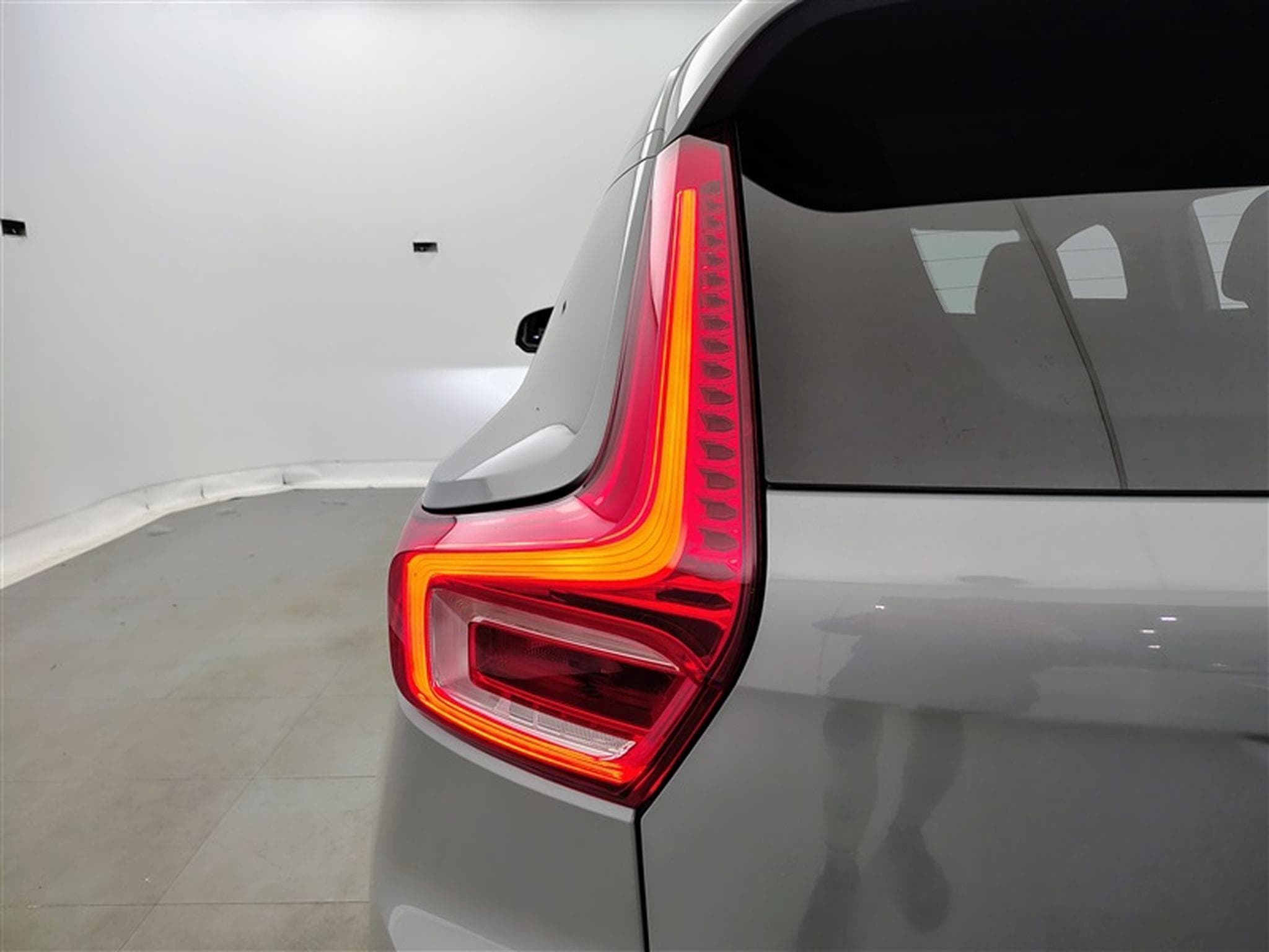 Volvo XC40 1.5 T2 Essential AUTO/FULL LED/CARPLAY/JA17/PDC (2023) - Photo 16