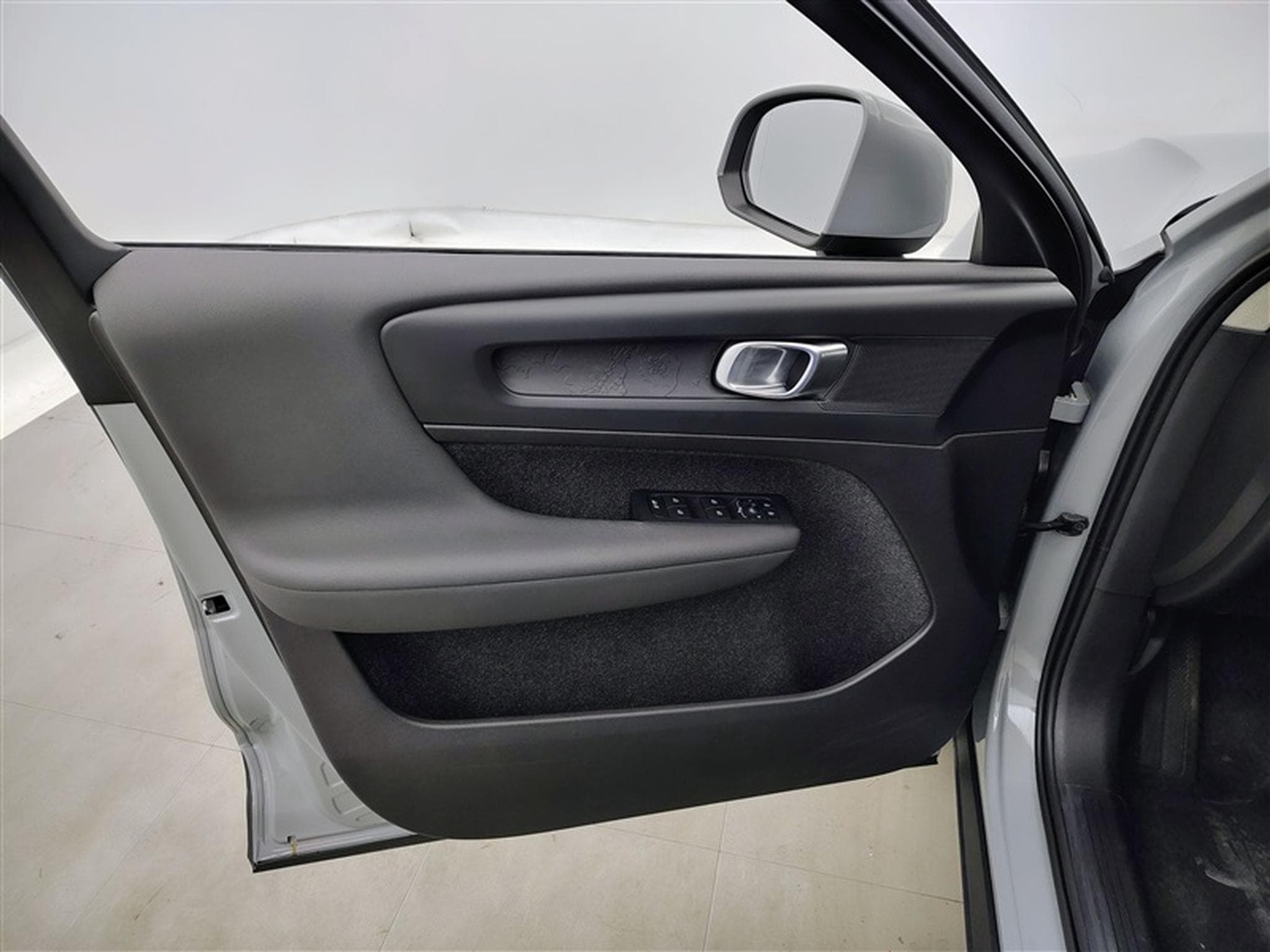 Volvo XC40 1.5 T2 Essential AUTO/FULL LED/CARPLAY/JA17/PDC (2023) - Photo 17