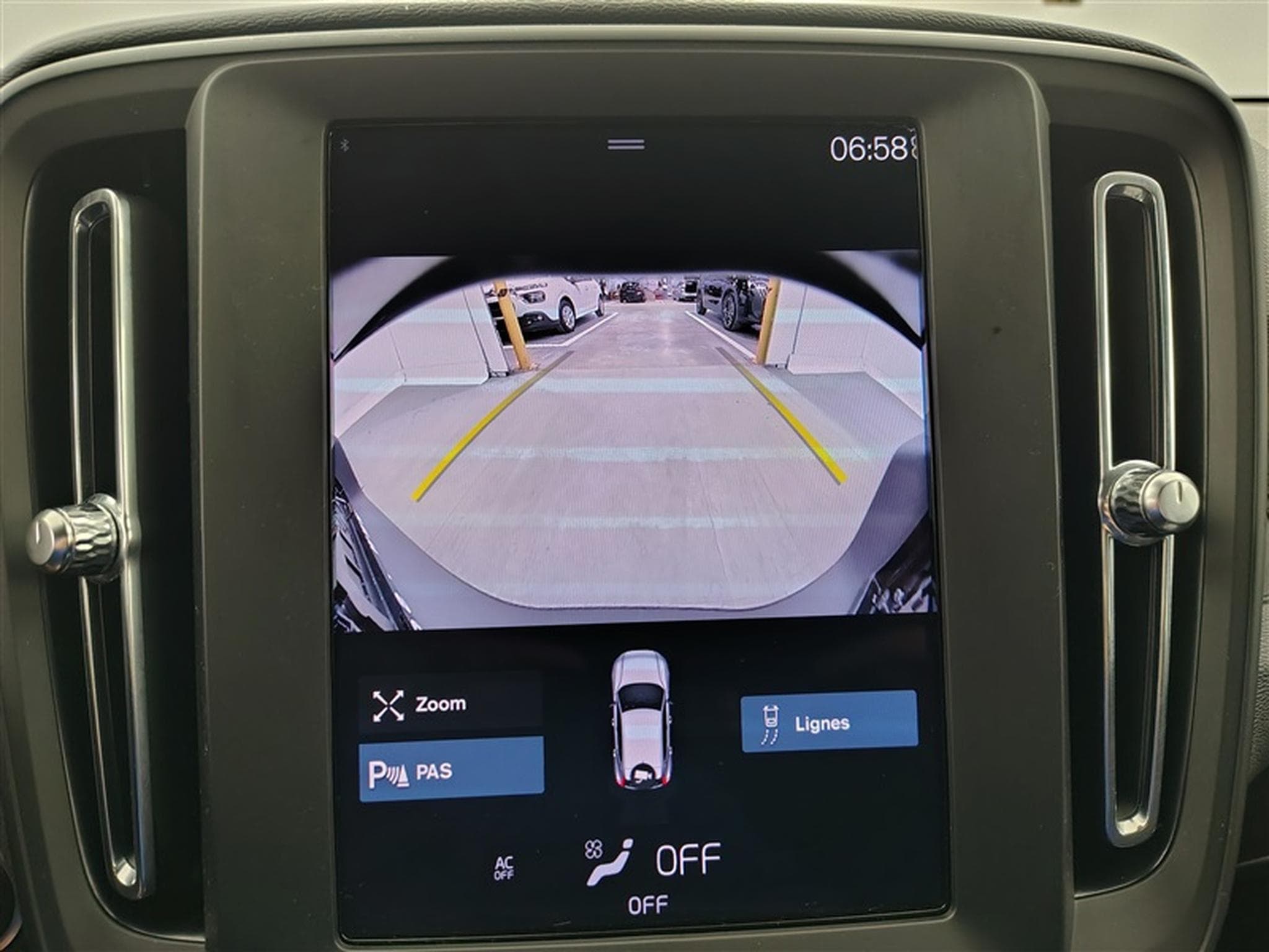 Volvo XC40 1.5 T2 Essential AUTO/FULL LED/CARPLAY/JA17/PDC (2023) - Photo 18