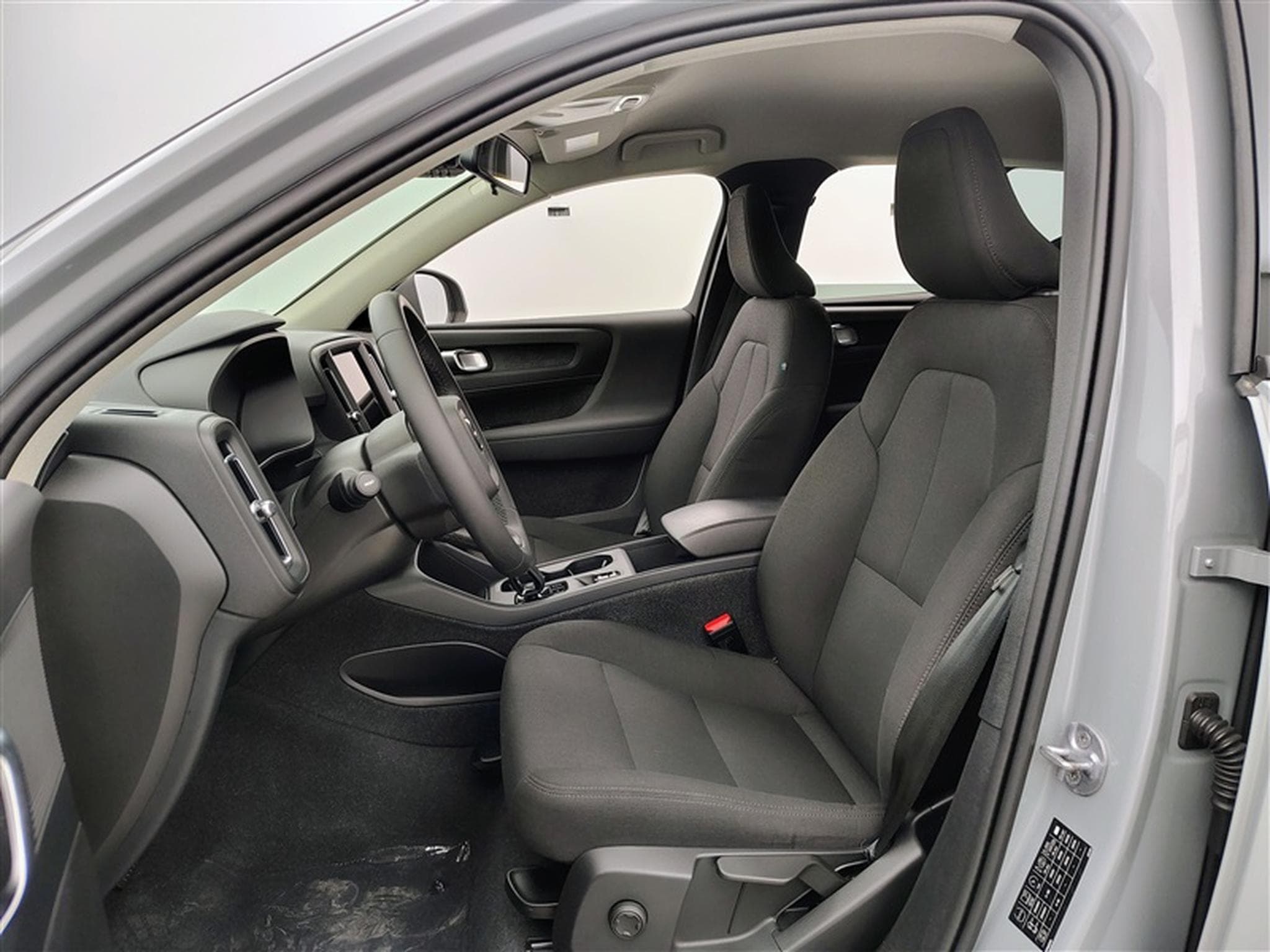 Volvo XC40 1.5 T2 Essential AUTO/FULL LED/CARPLAY/JA17/PDC (2023) - Photo 7