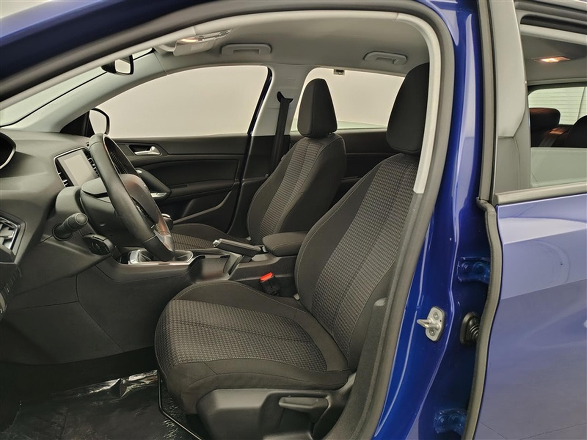 Peugeot 308 1.2 PureTech 110cv Active NAVI / PDC AR / JA 16" (2019) - Photo 7