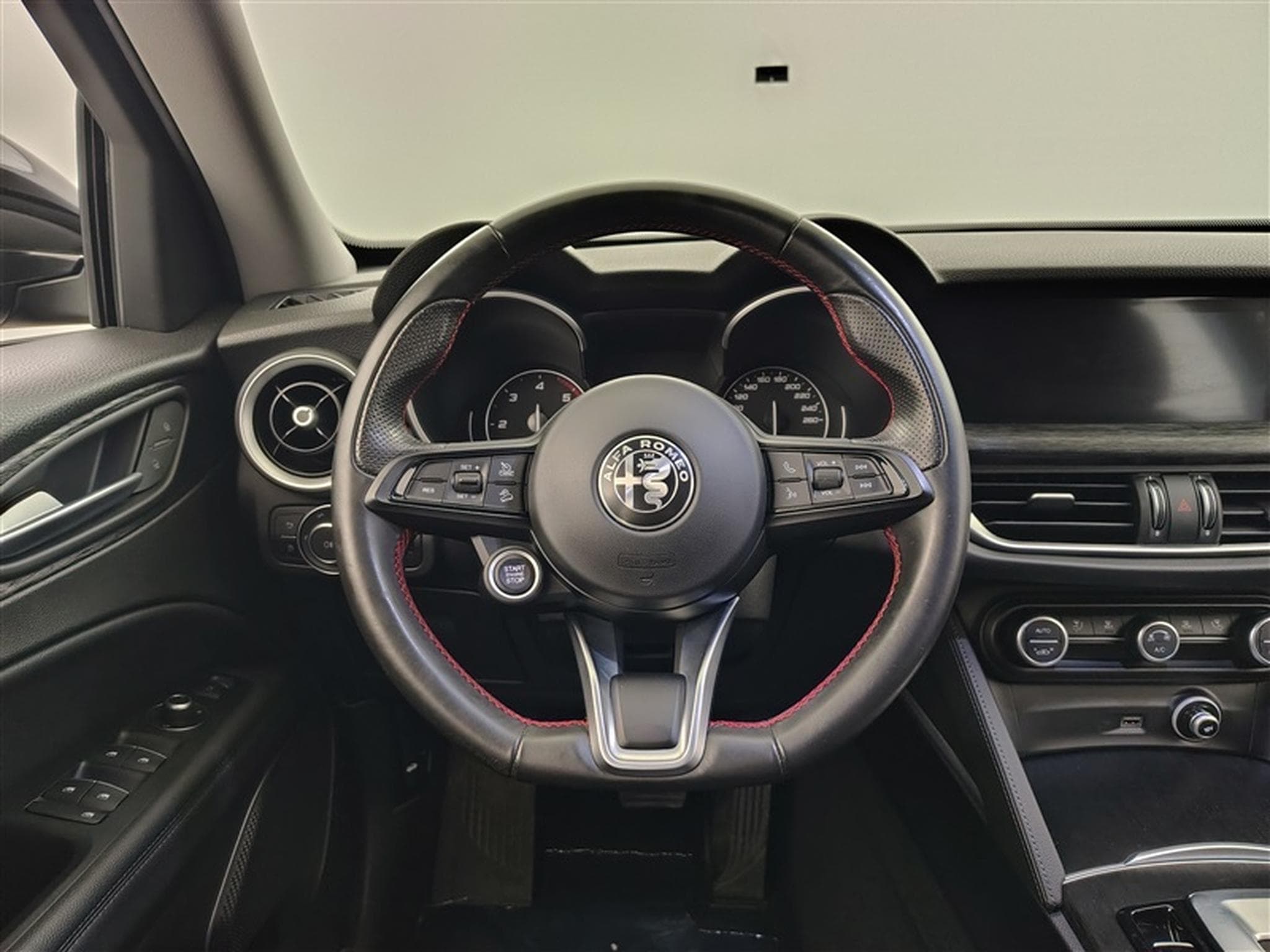 Alfa-Romeo Stelvio 2.2 MJD Sprint NAVI/FULL LED/JA/PDC (2020) - Photo 9