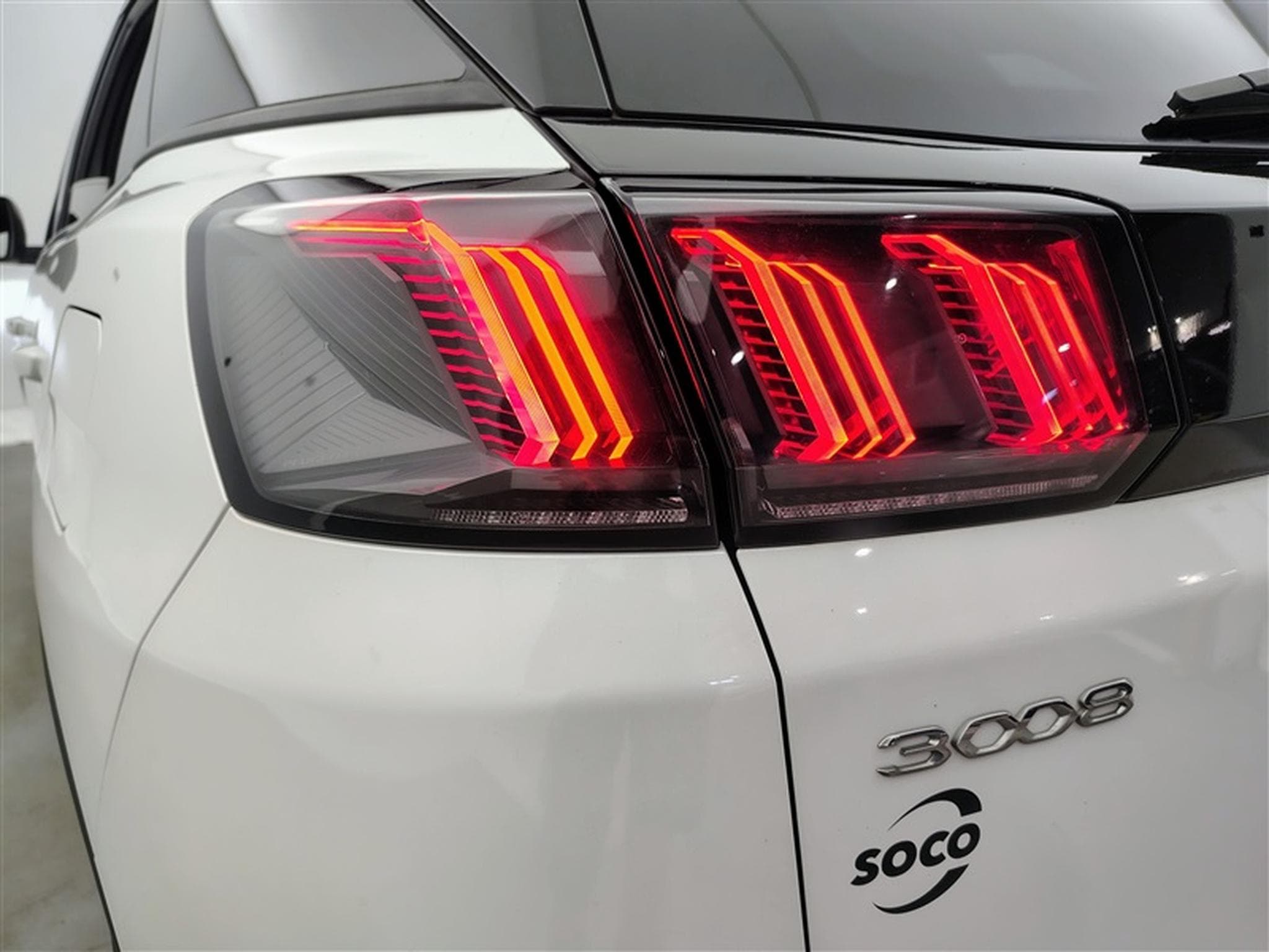 Peugeot 3008 1.6 Hybrid 225cv Allure NAVI / FULL LED / CAMERA / KEYLESS (2023) - Foto 16