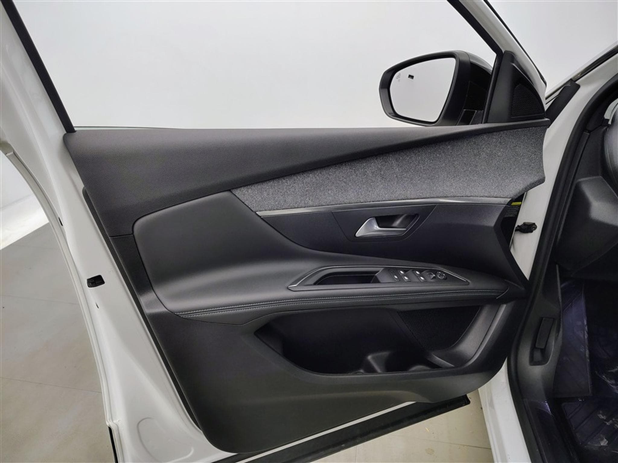 Peugeot 3008 1.6 Hybrid 225cv Allure NAVI / FULL LED / CAMERA / KEYLESS (2023) - Foto 17