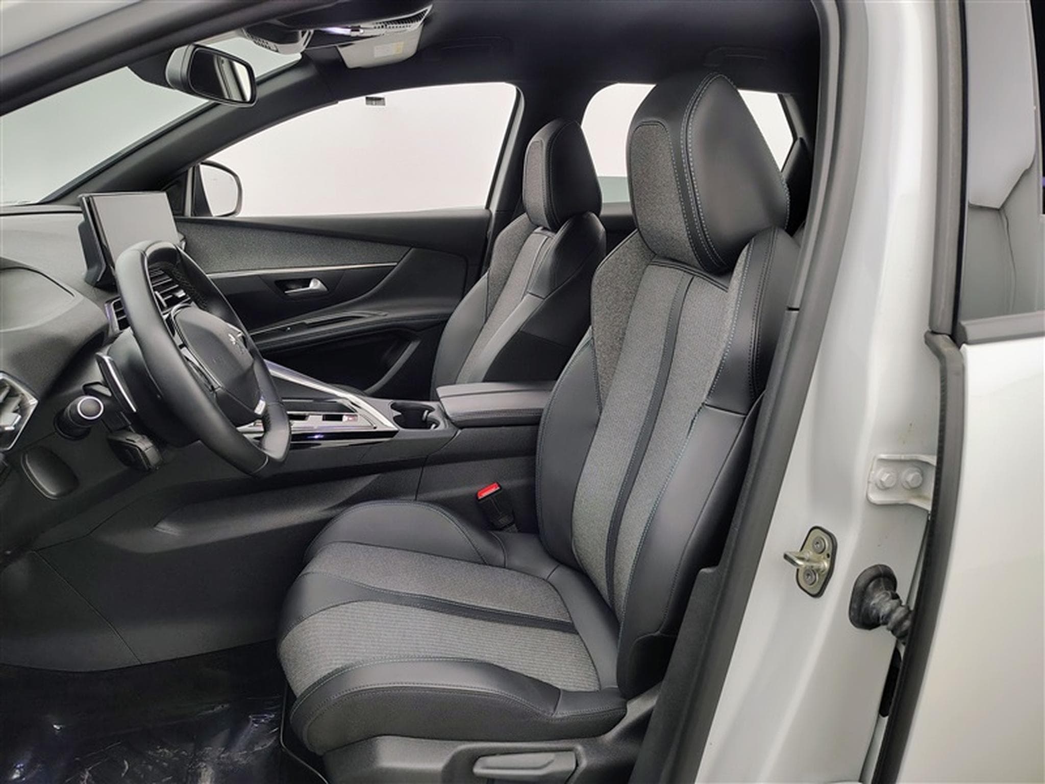Peugeot 3008 1.6 Hybrid 225cv Allure NAVI / FULL LED / CAMERA / KEYLESS (2023) - Foto 7
