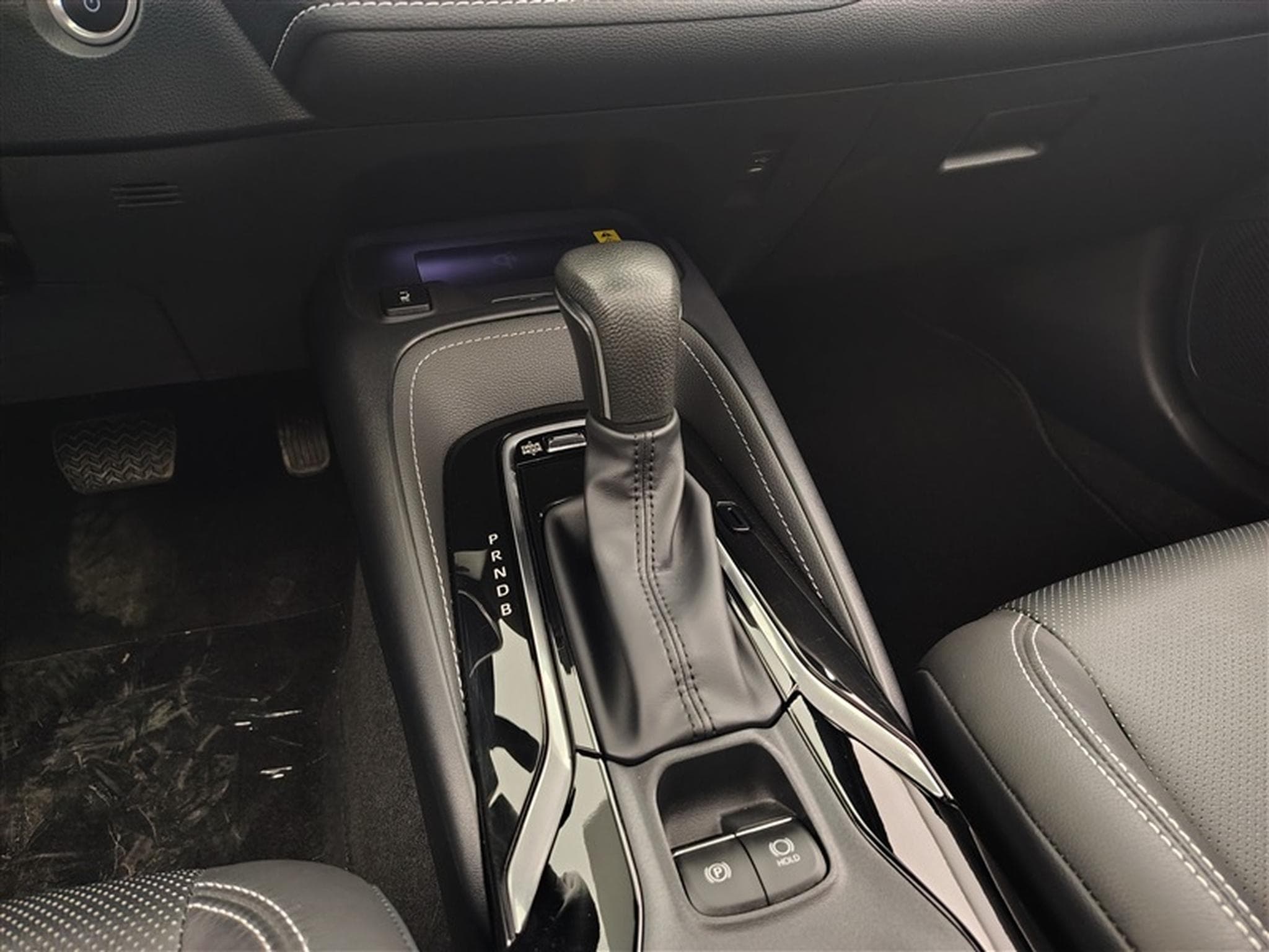 Toyota Corolla 1.8 Hybrid DCT Premium CARPLAY / CAMERA / ALU / PDC (2024) - Foto 12