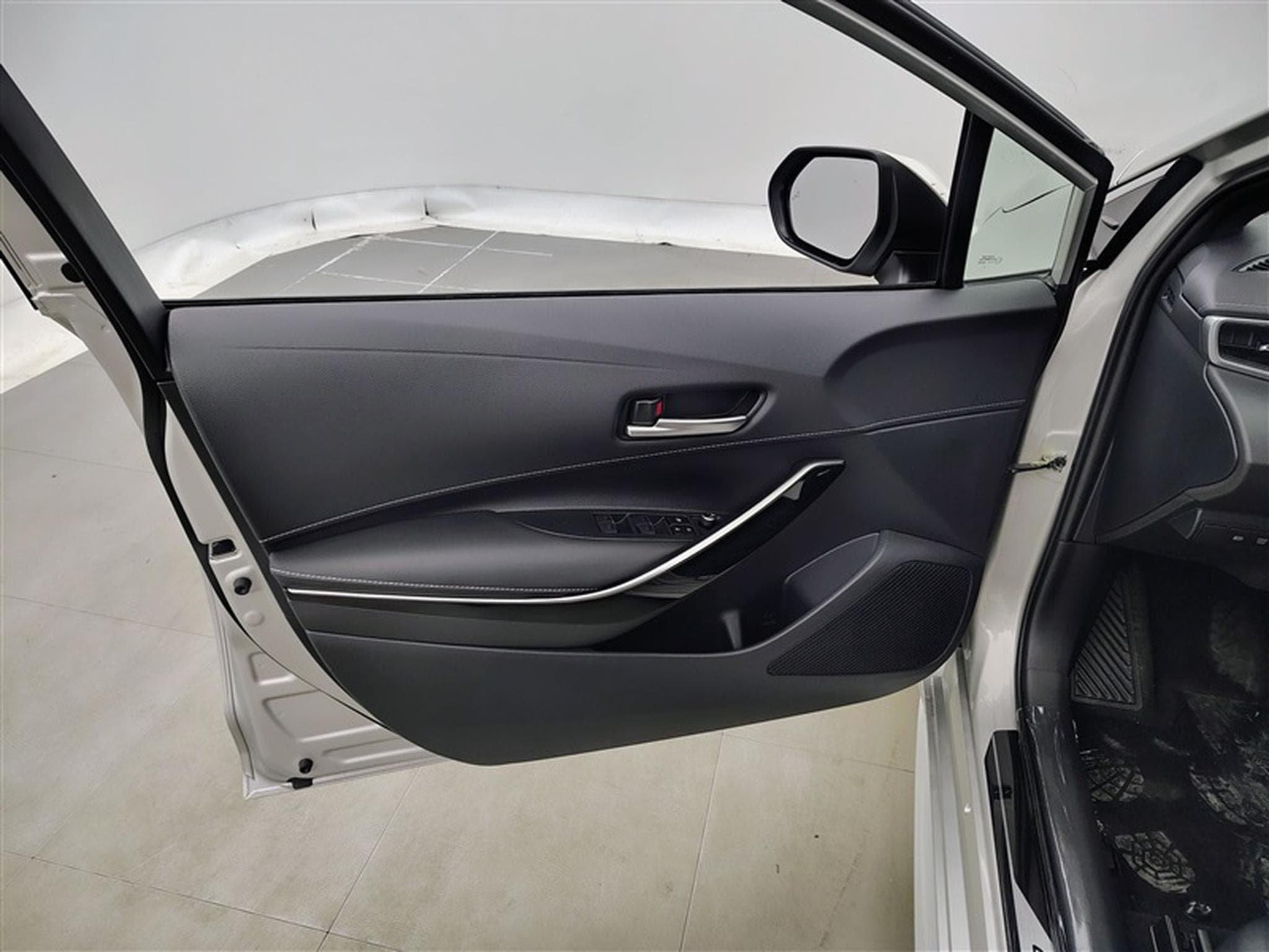 Toyota Corolla 1.8 Hybrid DCT Premium CARPLAY / CAMERA / ALU / PDC (2024) - Foto 17