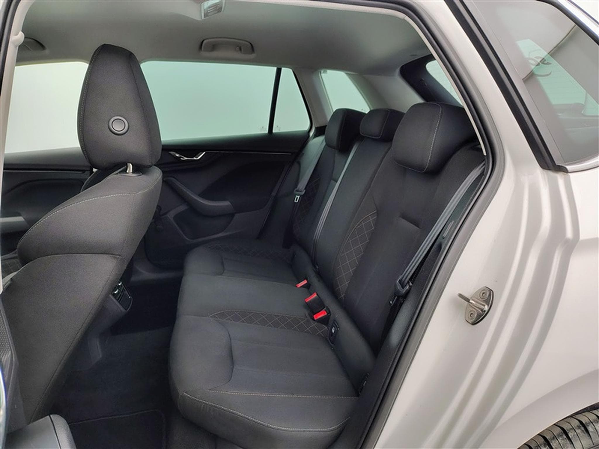 Skoda Kamiq 1.0 TSI Ambition CARPLAY / FULL LED / CAMERA / JA 16" (2022) - Photo 13